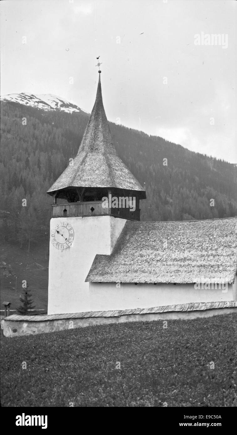 Photographie d'une tour d'église à Edith, Finlande. L'image met en évidence les caractéristiques architecturales de la tour, offrant un aperçu de la conception de l'église finlandaise. Banque D'Images Photographie d'une tour d'église à Edith, Finlande. L'image met en évidence les caractéristiques architecturales de la tour, offrant un aperçu de la conception de l'église finlandaise. Banque D'Images