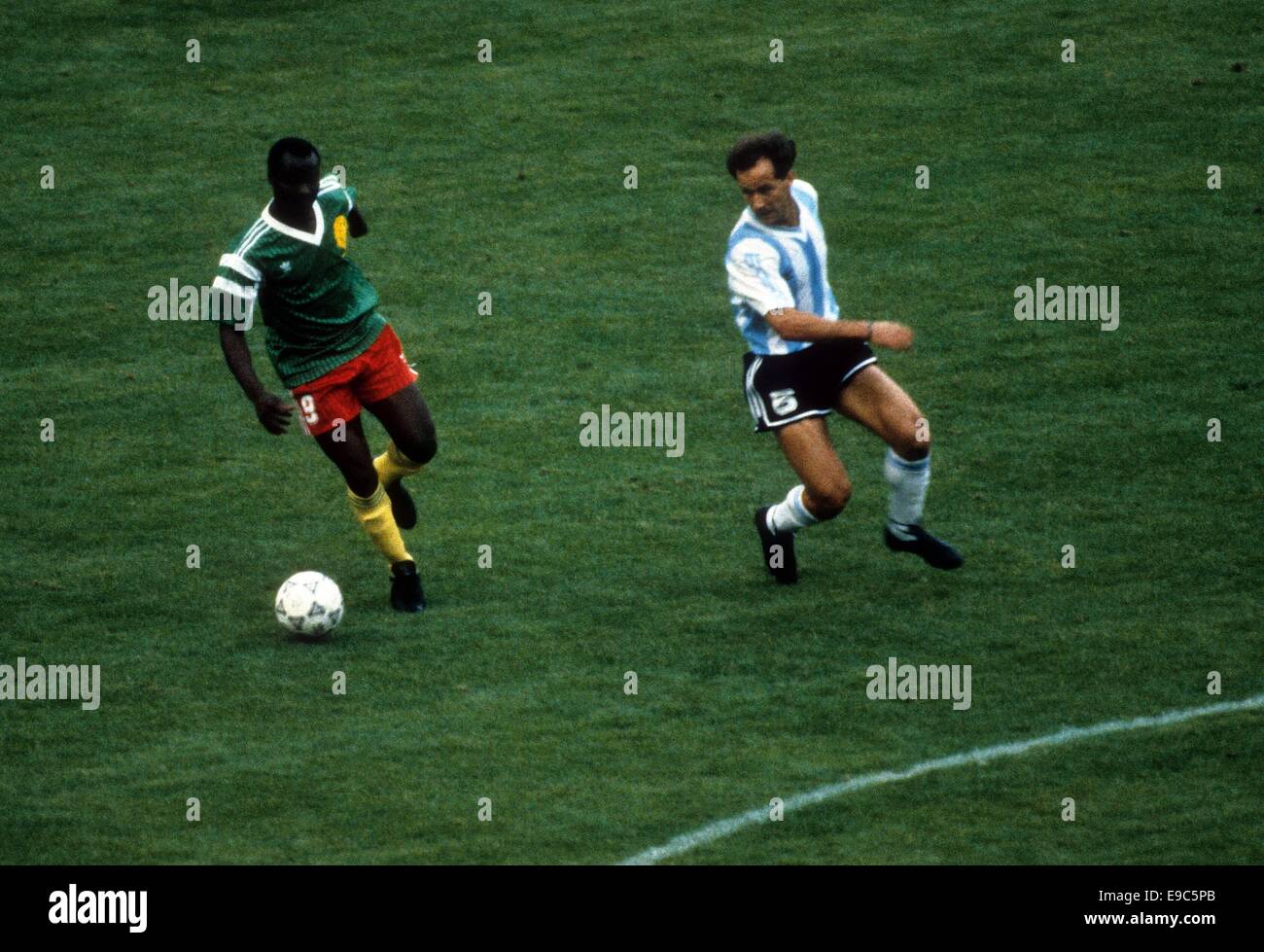 08.06.1990. Milan, Italie. Roger Milla (Cameroun) bat Gabriel Calderon (Argentine) 1990 Coupe du monde, l'Australien contre Cameroun 0:1 Banque D'Images