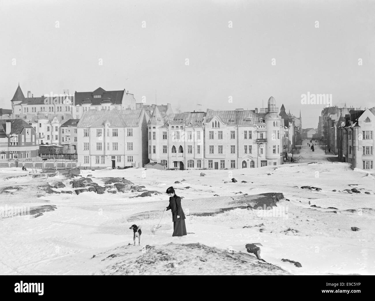 Photographie historique d'Eira/Ullanlinna (Ulrikasborg), un district d'Helsinki, Finlande, prise entre 1890 et 1910. L'image met en évidence le style architectural et le développement urbain de la région au début du XXe siècle. Banque D'Images Photographie historique d'Eira/Ullanlinna (Ulrikasborg), un district d'Helsinki, Finlande, prise entre 1890 et 1910. L'image met en évidence le style architectural et le développement urbain de la région au début du XXe siècle. Banque D'Images