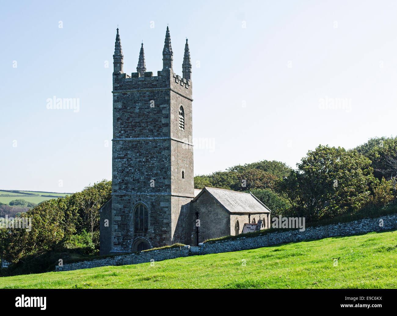 L'église de paroisse de St.Morwenna et saint Jean le Baptiste est dans la paroisse de Morwenstow, North Cornwall, UK Banque D'Images