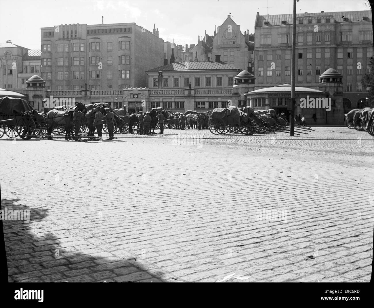 Une photographie historique de Kasarmintori à Helsinki prise entre 1890 et 1910, montrant la place publique et l'architecture environnante de cette période. Banque D'Images Une photographie historique de Kasarmintori à Helsinki prise entre 1890 et 1910, montrant la place publique et l'architecture environnante de cette période. Banque D'Images