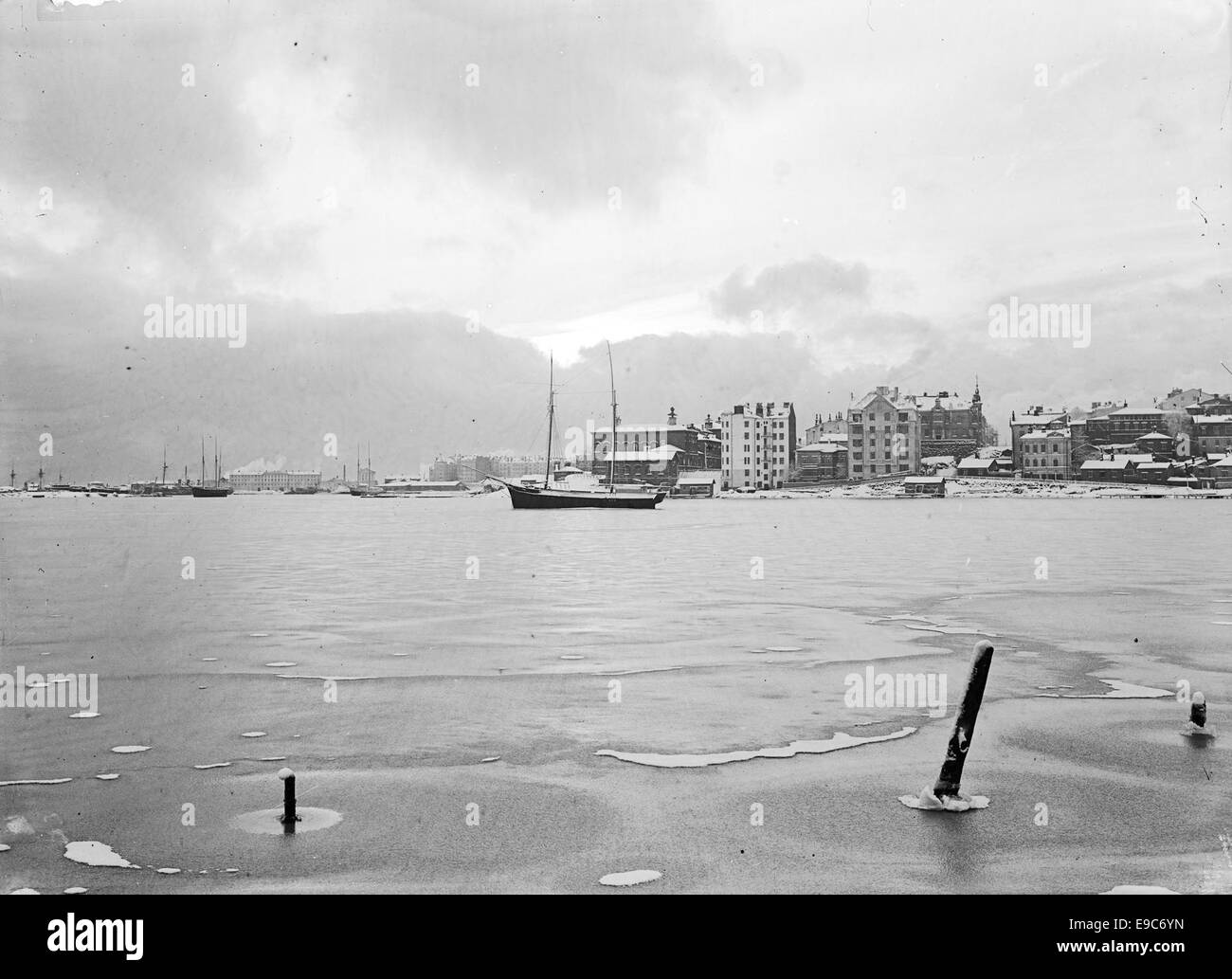 Cette image historique représente Kruunuhaka (Kronohagen) à Helsinki, Finlande, entre 1890 et 1910. La photographie capture l'architecture, les rues et l'atmosphère de cette partie d'Helsinki à cette époque, montrant le développement de la ville et la vie urbaine à la fin du XIXe et au début du XXe siècle. Banque D'Images Cette image historique représente Kruunuhaka (Kronohagen) à Helsinki, Finlande, entre 1890 et 1910. La photographie capture l'architecture, les rues et l'atmosphère de cette partie d'Helsinki à cette époque, montrant le développement de la ville et la vie urbaine à la fin du XIXe et au début du XXe siècle. Banque D'Images