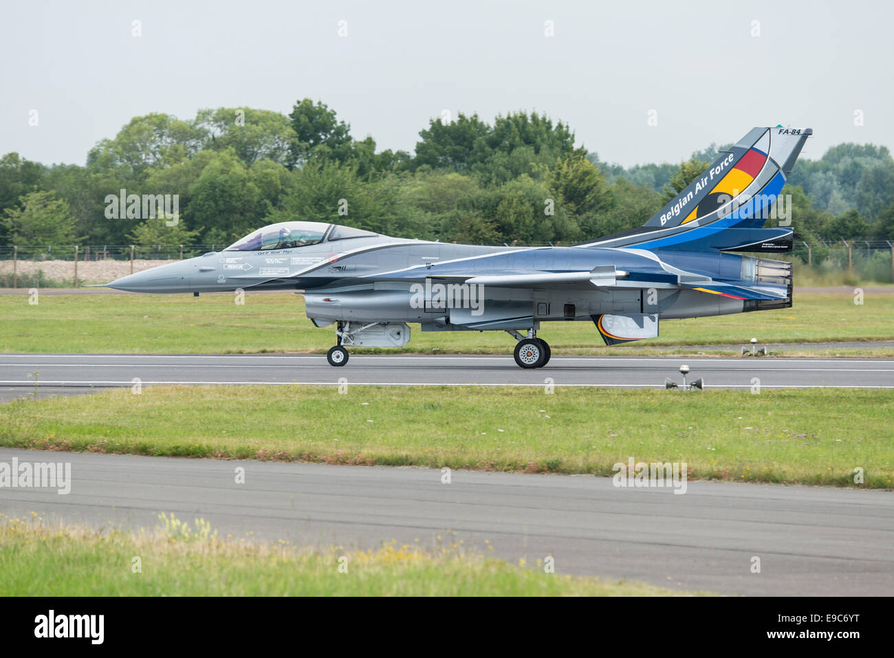 Un General Dynamics F-16A Fighting Falcon chasseur à réaction militaires de l'Escadron 350 Belgium Air Force ralentit sur l'atterrissage à l'RIAT Banque D'Images