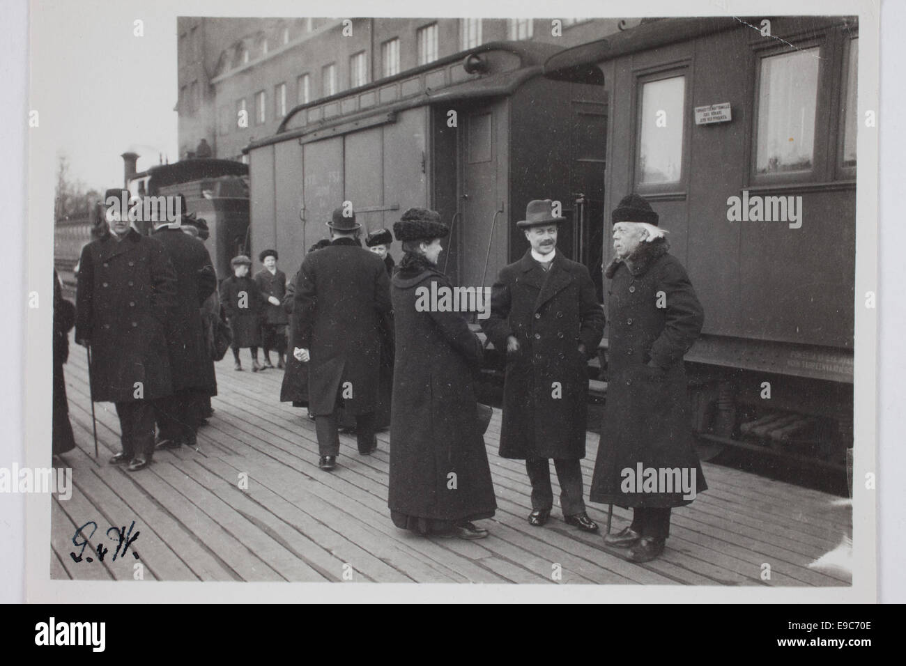 Lisbeth, Rickard et F.R. Faltin à la gare d'Helsinki vers 1910 Banque D'Images