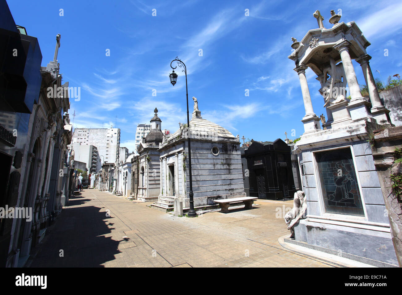 Mausolées à l'intérieur de la Recoleta cimetière monumental. Buenos Aires, Argentine. Banque D'Images