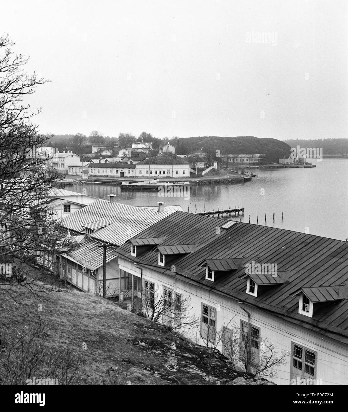 Cette image capture une vue de Naantali, en Finlande, une ville côtière connue pour sa beauté naturelle et son importance historique. La photographie peut représenter le paysage ou les monuments culturels, en mettant l'accent sur les caractéristiques architecturales ou scéniques de la ville. Banque D'Images Cette image capture une vue de Naantali, en Finlande, une ville côtière connue pour sa beauté naturelle et son importance historique. La photographie peut représenter le paysage ou les monuments culturels, en mettant l'accent sur les caractéristiques architecturales ou scéniques de la ville. Banque D'Images