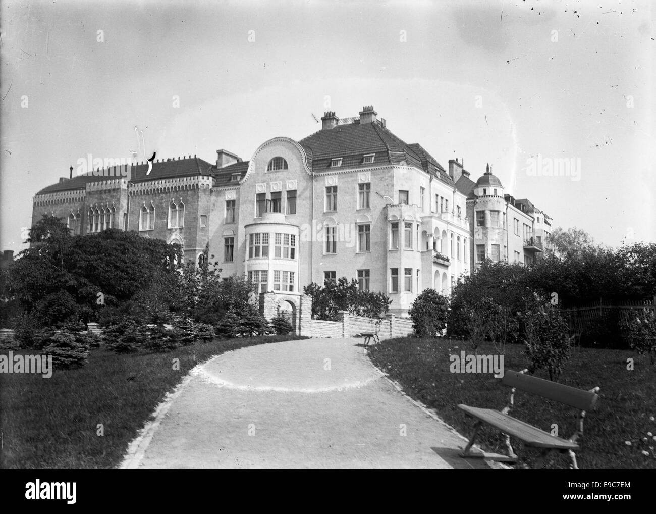 Cette photographie historique montre la région d'Oikotie 2 à Kaivopuisto, Helsinki, prise entre 1890 et 1910. L'image met en évidence les caractéristiques architecturales et le développement urbain d'Helsinki à la fin du XIXe siècle et au début du XXe siècle. Banque D'Images Cette photographie historique montre la région d'Oikotie 2 à Kaivopuisto, Helsinki, prise entre 1890 et 1910. L'image met en évidence les caractéristiques architecturales et le développement urbain d'Helsinki à la fin du XIXe siècle et au début du XXe siècle. Banque D'Images