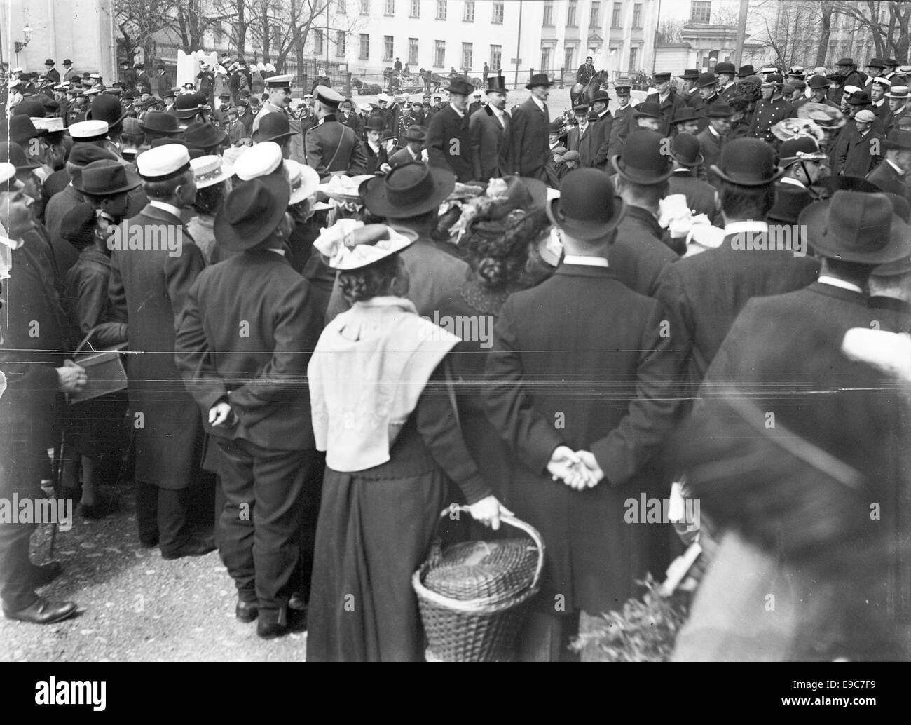 Rassemblement des gens à l'extérieur de l'église St Nicolas (aujourd'hui appelée Cathédrale d'Helsinki) Banque D'Images