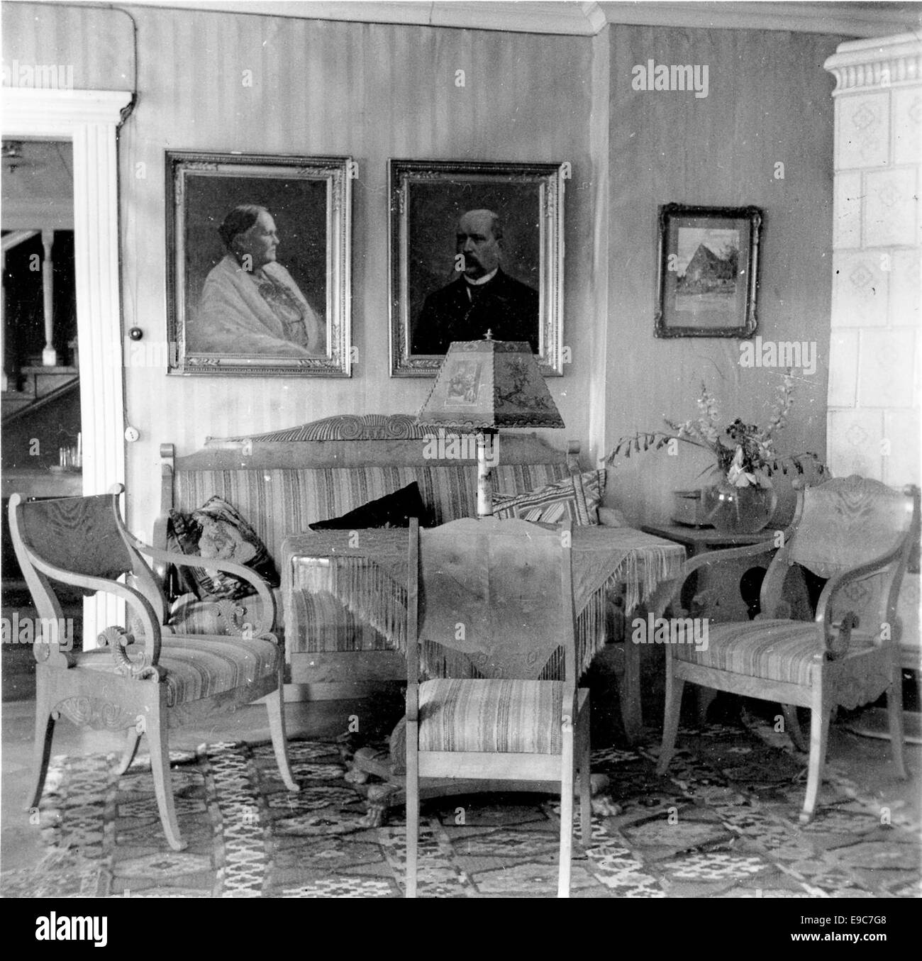 Une image probablement tirée du manoir Koski en Finlande, représentant son environnement architectural et rural. La photographie capture un aperçu de la vie au manoir à son époque, donnant un aperçu de l'histoire culturelle et architecturale de la Finlande. Banque D'Images Une image probablement tirée du manoir Koski en Finlande, représentant son environnement architectural et rural. La photographie capture un aperçu de la vie au manoir à son époque, donnant un aperçu de l'histoire culturelle et architecturale de la Finlande. Banque D'Images