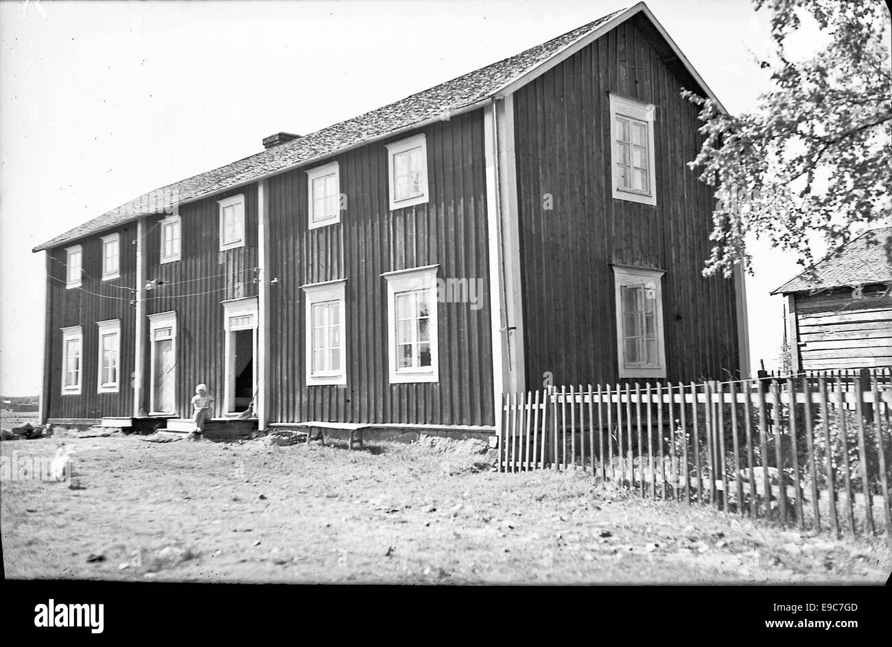 Photographie d'une ferme traditionnelle, probablement la ferme Simos, à Replot, Korsholm, Finlande. L'image reflète l'architecture rurale finlandaise et le mode de vie au début du XXe siècle. Banque D'Images Photographie d'une ferme traditionnelle, probablement la ferme Simos, à Replot, Korsholm, Finlande. L'image reflète l'architecture rurale finlandaise et le mode de vie au début du XXe siècle. Banque D'Images