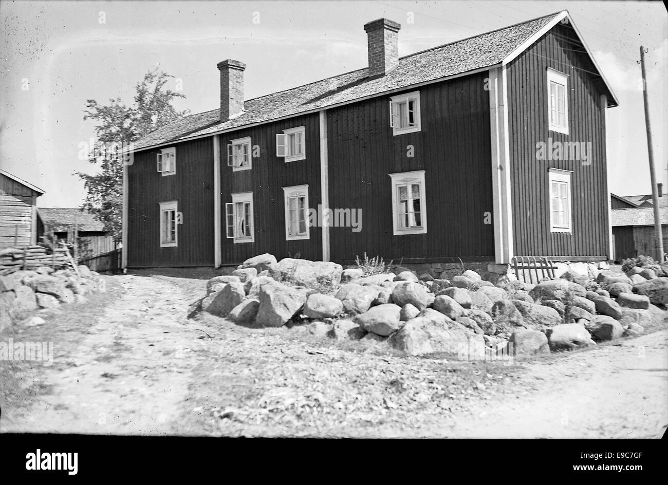 Cette photographie montre une ferme à Replot, Korsholm (Mustasaari), Finlande. La structure date probablement de la fin du XIXe siècle ou du début du XXe siècle, reflétant l'architecture rurale et le mode de vie de la région pendant cette période. Banque D'Images Cette photographie montre une ferme à Replot, Korsholm (Mustasaari), Finlande. La structure date probablement de la fin du XIXe siècle ou du début du XXe siècle, reflétant l'architecture rurale et le mode de vie de la région pendant cette période. Banque D'Images