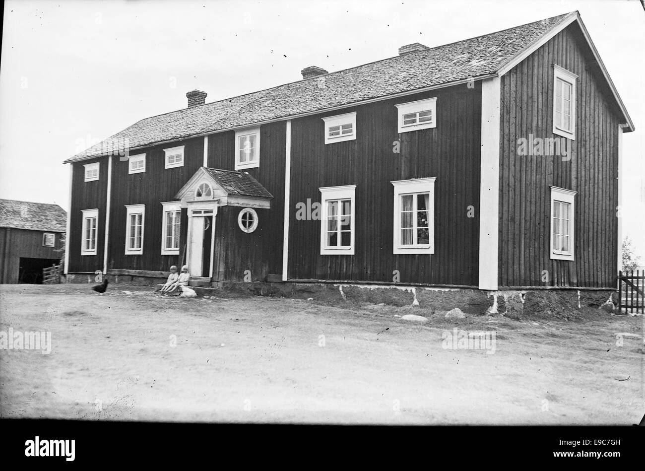 Photographie d'une ferme, censée être 'Jossis' dans Replot, Korsholm (Mustasaari), Finlande. L'image présente une architecture rurale finlandaise traditionnelle dans un cadre pittoresque. Banque D'Images Photographie d'une ferme, censée être 'Jossis' dans Replot, Korsholm (Mustasaari), Finlande. L'image présente une architecture rurale finlandaise traditionnelle dans un cadre pittoresque. Banque D'Images