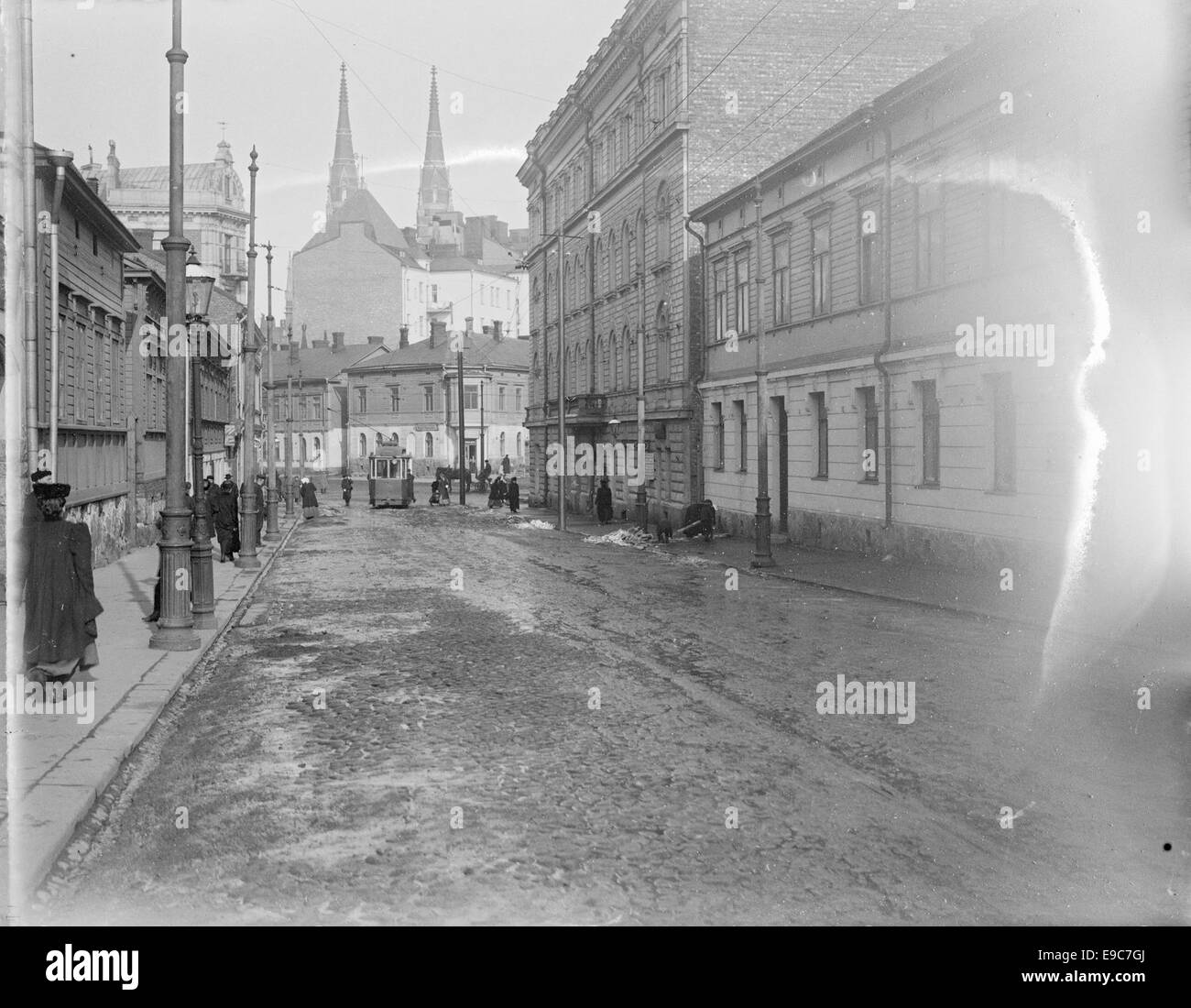 Une photographie de Punavuori, un quartier d'Helsinki, prise entre 1890 et 1910. L'église de Jean, une caractéristique architecturale importante, est vue en arrière-plan, illustrant le paysage urbain et le développement d'Helsinki pendant cette période. Banque D'Images Une photographie de Punavuori, un quartier d'Helsinki, prise entre 1890 et 1910. L'église de Jean, une caractéristique architecturale importante, est vue en arrière-plan, illustrant le paysage urbain et le développement d'Helsinki pendant cette période. Banque D'Images