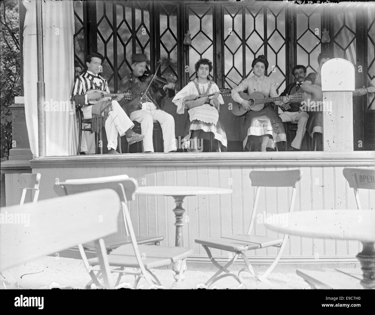 Photographie historique du restaurant Opera Cellar à Helsinki, Finlande, prise entre 1890 et 1910. L'image capture le cadre intérieur, reflétant l'histoire culturelle et sociale d'Helsinki au cours de cette période. Banque D'Images Photographie historique du restaurant Opera Cellar à Helsinki, Finlande, prise entre 1890 et 1910. L'image capture le cadre intérieur, reflétant l'histoire culturelle et sociale d'Helsinki au cours de cette période. Banque D'Images