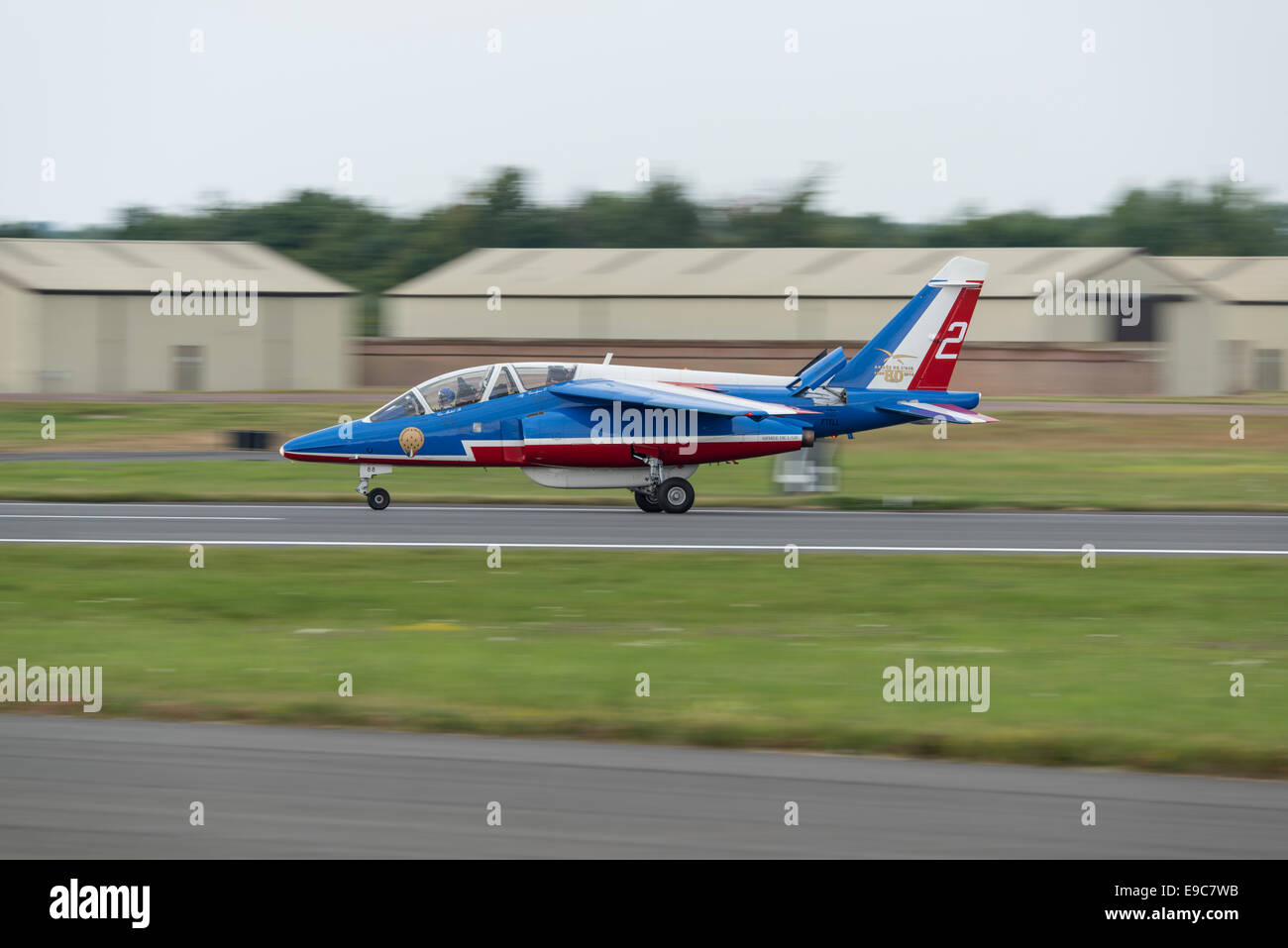 Un Alpha jet avion d'entraînement militaire de l'équipe de voltige Français La Patrouille de France terres Au RIAT Banque D'Images