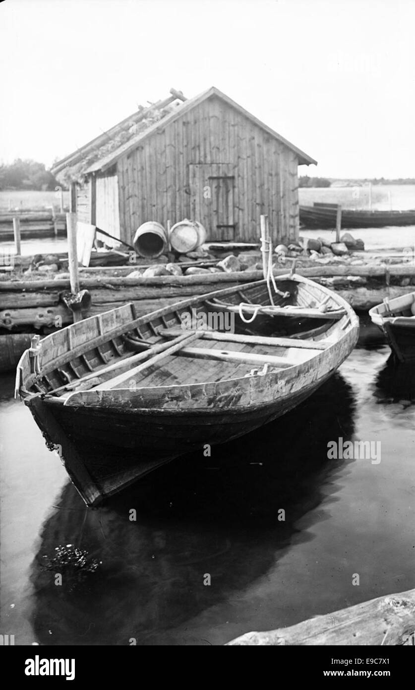 Cette photographie capture un groupe de bateaux sur un lac en Finlande, probablement prise au XIXe siècle. Les bateaux font partie du style de vie traditionnel finlandais et reflètent l’histoire du pays en matière de transport par eau. Banque D'Images