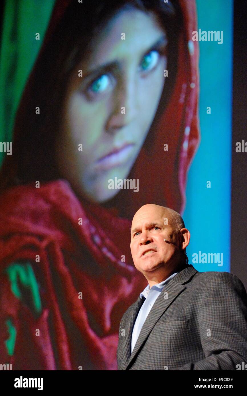 Steve McCurry, lors d'une conférence à Sharbat Gula (Milan Italie- la fille afghane). Banque D'Images