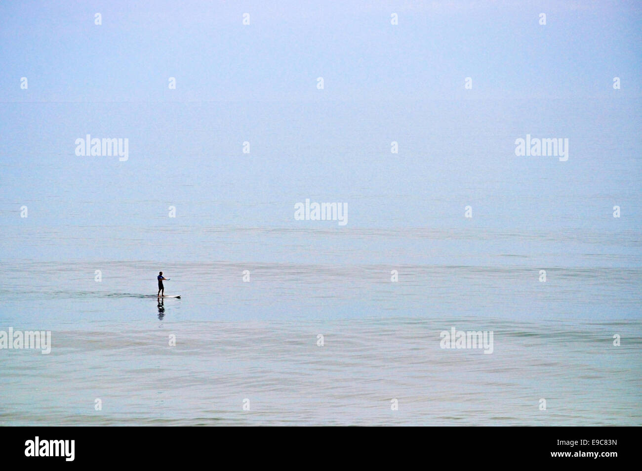 Homme seul on paddle board à Jacksonville en Floride océan Banque D'Images