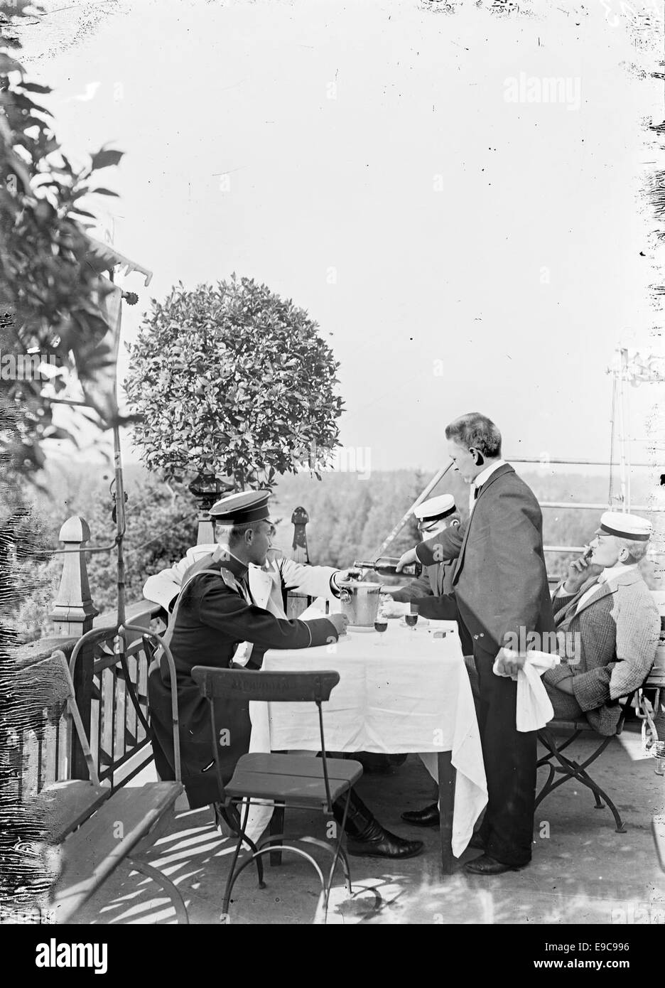 Cette image fait partie de la collection historique de Helsingfors (Helsinki), Finlande, datée entre 1890 et 1910. Il montre la ville pendant une période d'importance culturelle et historique, publié par la Société suédoise de littérature en Finlande. Banque D'Images Cette image fait partie de la collection historique de Helsingfors (Helsinki), Finlande, datée entre 1890 et 1910. Il montre la ville pendant une période d'importance culturelle et historique, publié par la Société suédoise de littérature en Finlande. Banque D'Images