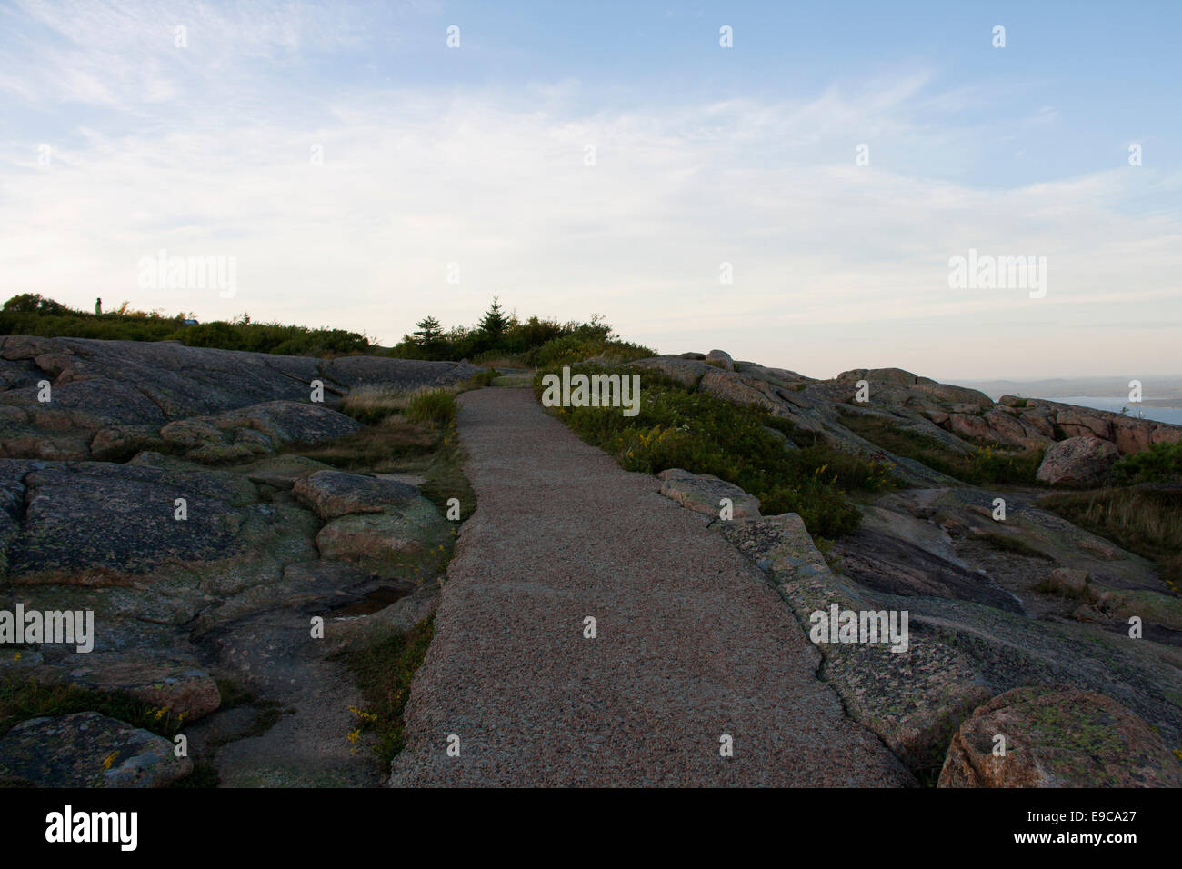 L'Acadia National Park, moi - septembre 4, 2014 : un chemin en pierre autour du sommet de Cadillac Mountain. Banque D'Images