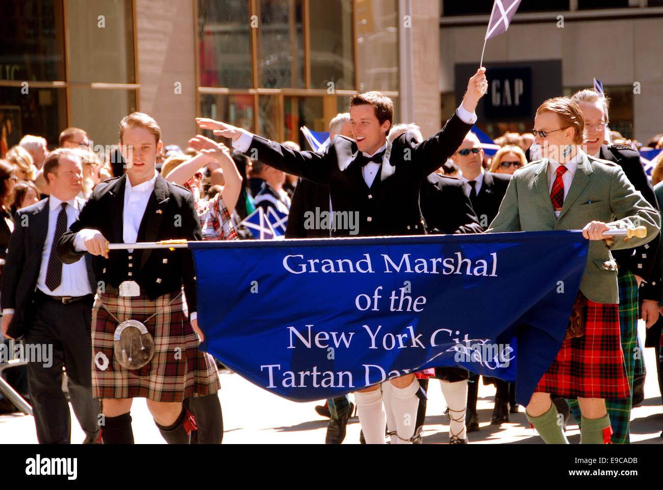 NYC : Lawrence Tynes, NY Giants football équipe star poseur, est le grand maréchal à la Scottish Tartan Day Parade 2008 Banque D'Images