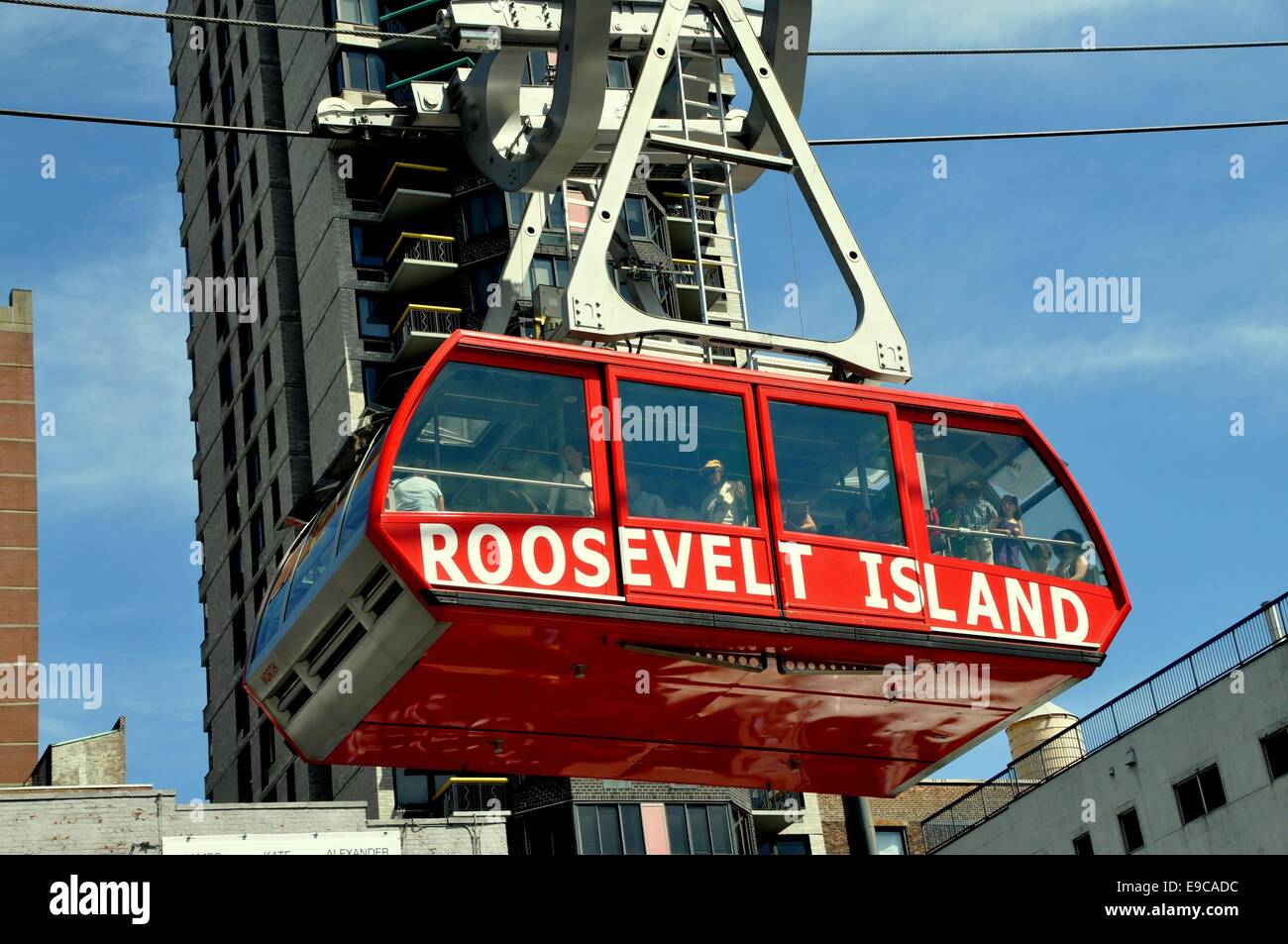 NYC : UN Roosevelt Island Tramway suspendu de câbles en acier lourd en route vers Manhattan Banque D'Images