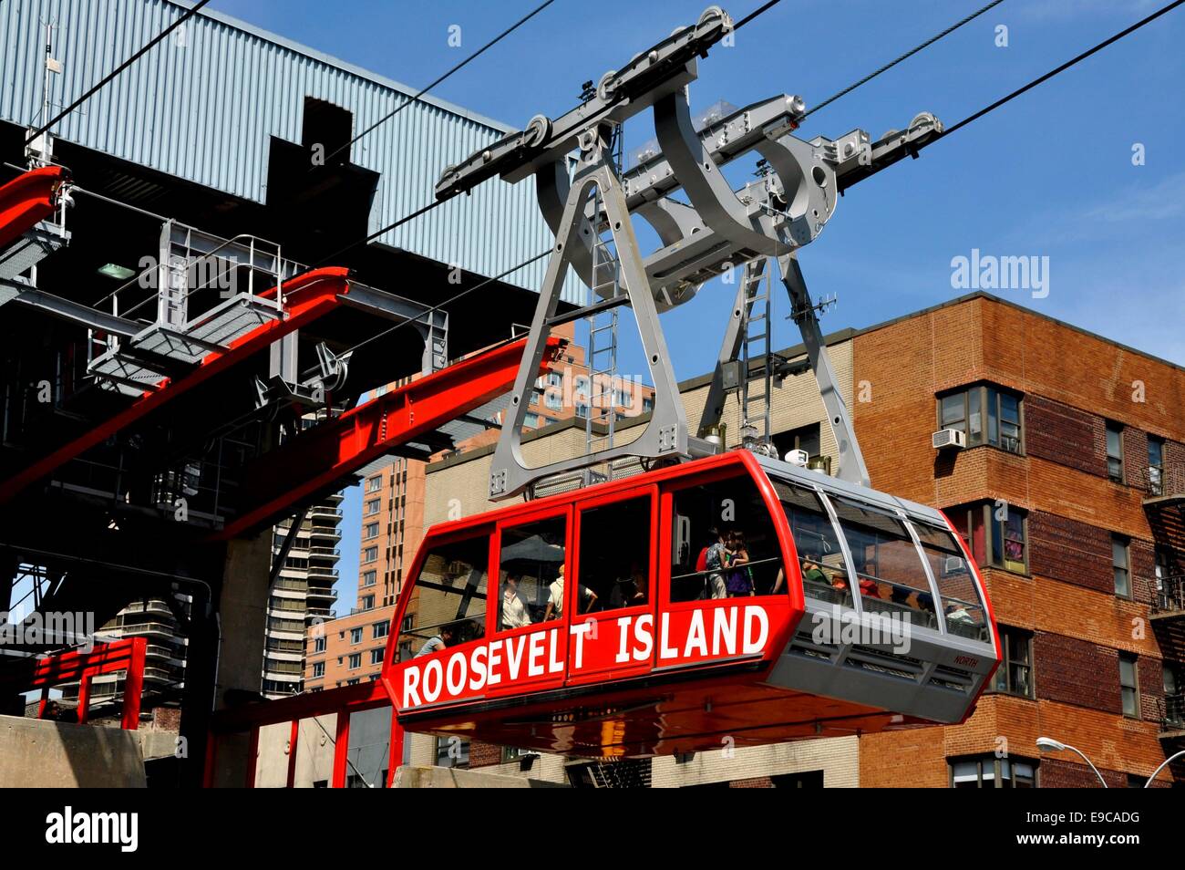 Paris : Le grand Roosevelt Island tramway remplis de passagers qui arrivent à la 2e Avenue et East 59th Street station Banque D'Images