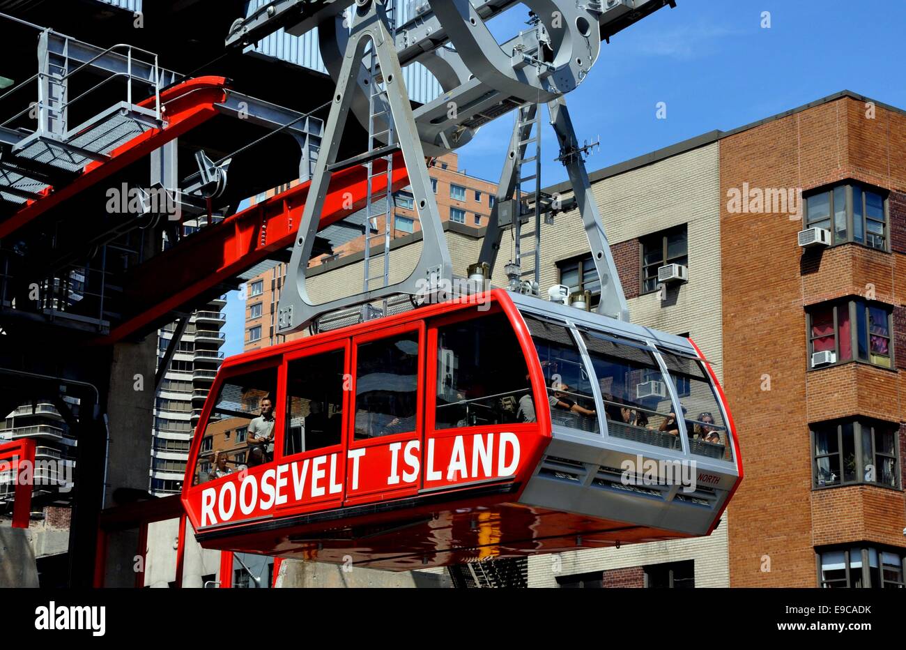 Paris : Le grand Roosevelt Island tramway rempli de passagers au départ de la 2e Avenue et East 59th Street station Banque D'Images