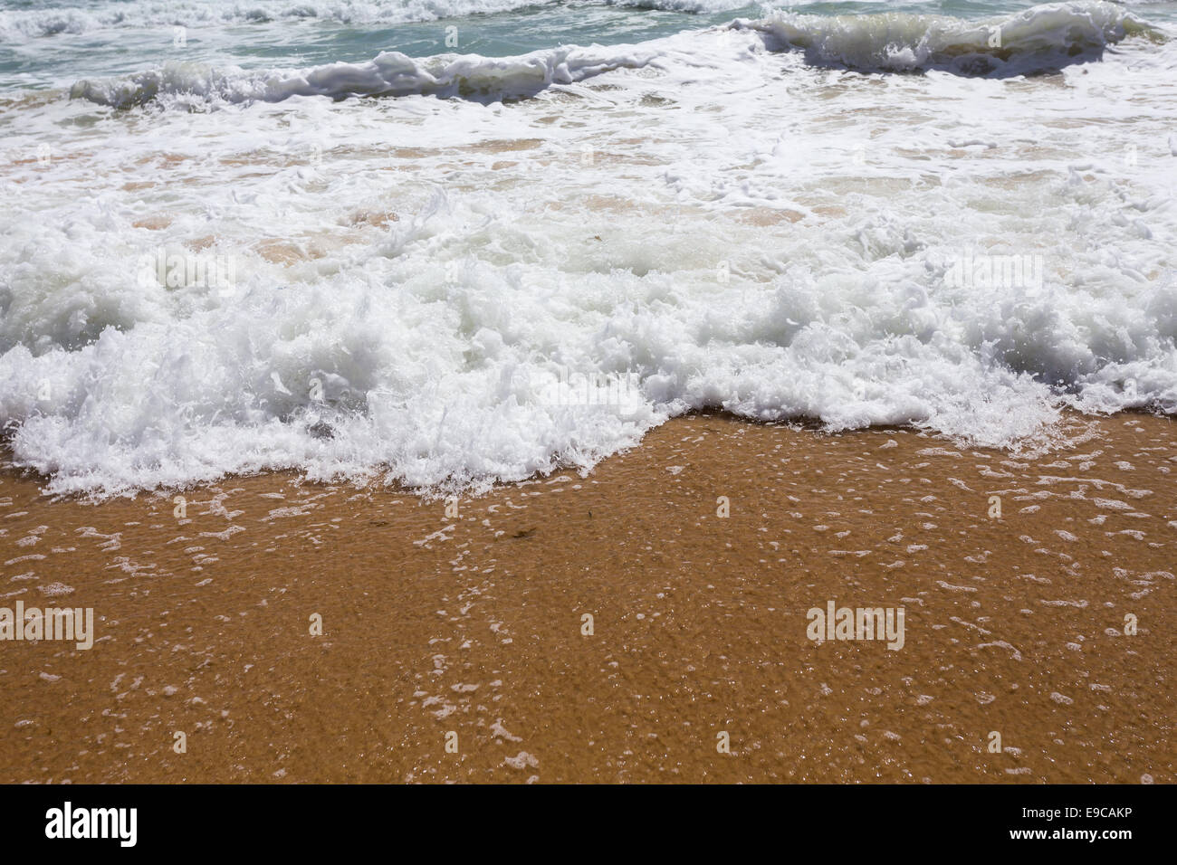 Belle clapotis de l'eau en Méditerranée sur la rive Banque D'Images