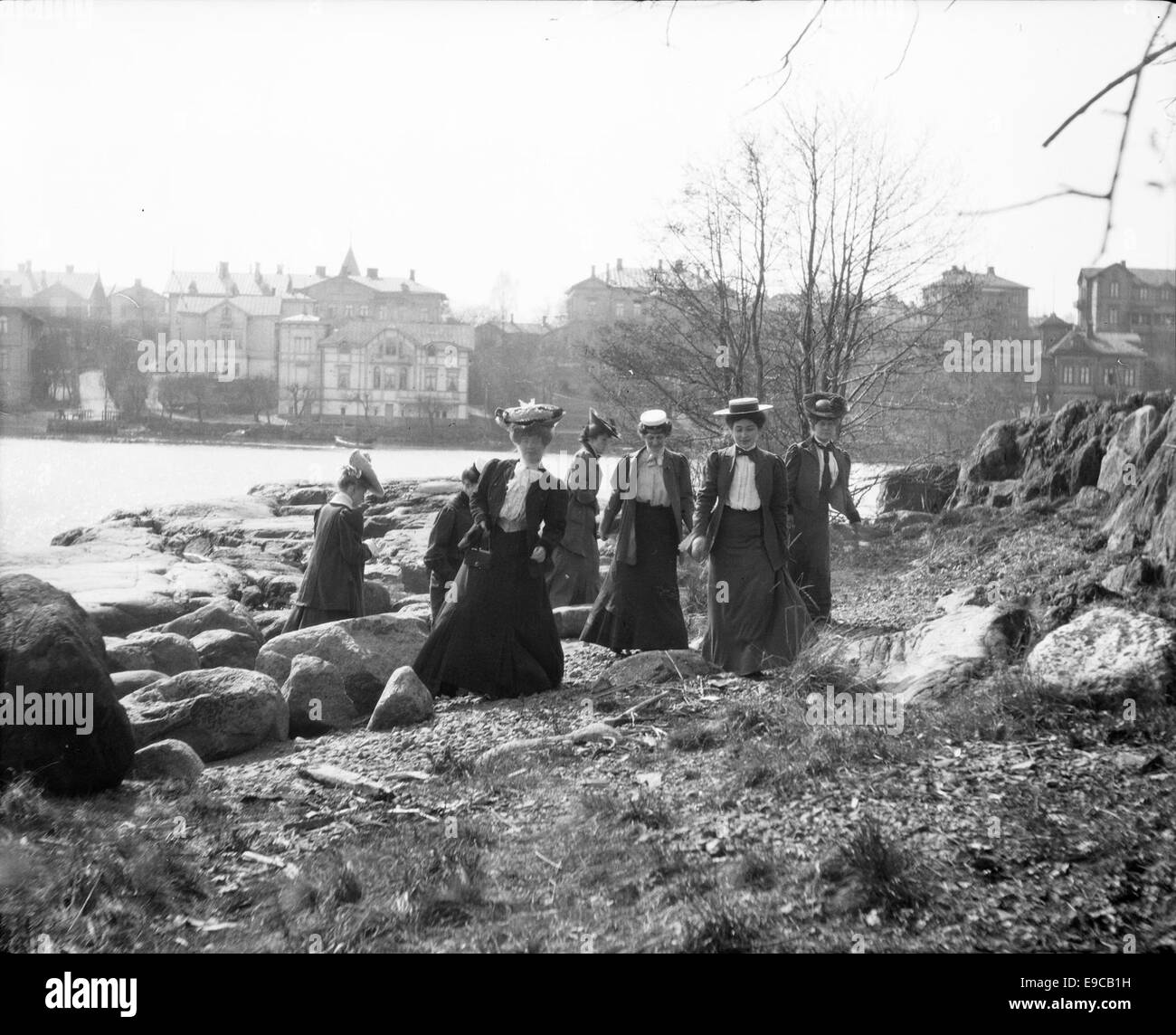 Cette image montre Helsinki, en Finlande, entre 1890 et 1910, illustrant le développement historique de la ville tel qu'il est décrit dans le livre 'Helsingfors i ord och bild'. Il offre un aperçu de l'architecture finlandaise du début du XXe siècle et de la vie urbaine. Banque D'Images Cette image montre Helsinki, en Finlande, entre 1890 et 1910, illustrant le développement historique de la ville tel qu'il est décrit dans le livre 'Helsingfors i ord och bild'. Il offre un aperçu de l'architecture finlandaise du début du XXe siècle et de la vie urbaine. Banque D'Images