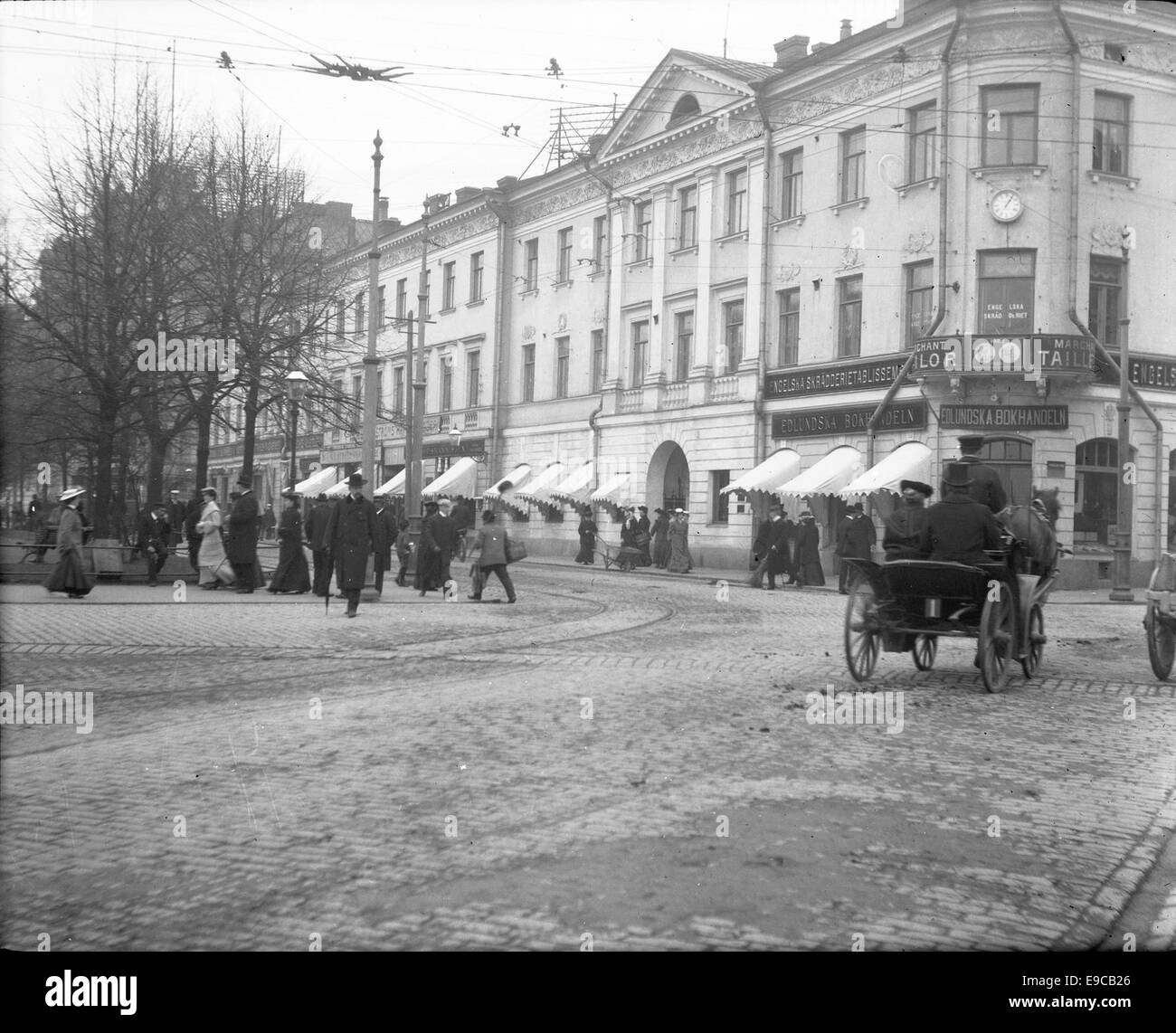 Cette image de la collection de Svenska Litteratursällskapet i Finland montre une scène d'Helsinki, capturée entre 1890 et 1910. Il illustre la croissance et le développement historique de la ville au cours de cette période, mettant en valeur son évolution au fil du temps. Banque D'Images Cette image de la collection de Svenska Litteratursällskapet i Finland montre une scène d'Helsinki, capturée entre 1890 et 1910. Il illustre la croissance et le développement historique de la ville au cours de cette période, mettant en valeur son évolution au fil du temps. Banque D'Images