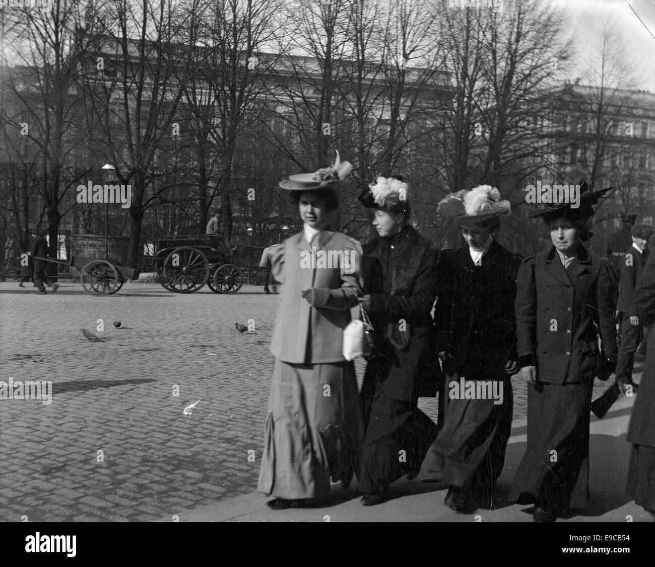 Cette photographie d'environ 1906 montre South Esplanadi à Helsinki, en Finlande, capturant l'architecture de la rue et le paysage urbain de l'époque. Il reflète le développement de la ville au début du XXe siècle. Banque D'Images Cette photographie d'environ 1906 montre South Esplanadi à Helsinki, en Finlande, capturant l'architecture de la rue et le paysage urbain de l'époque. Il reflète le développement de la ville au début du XXe siècle. Banque D'Images