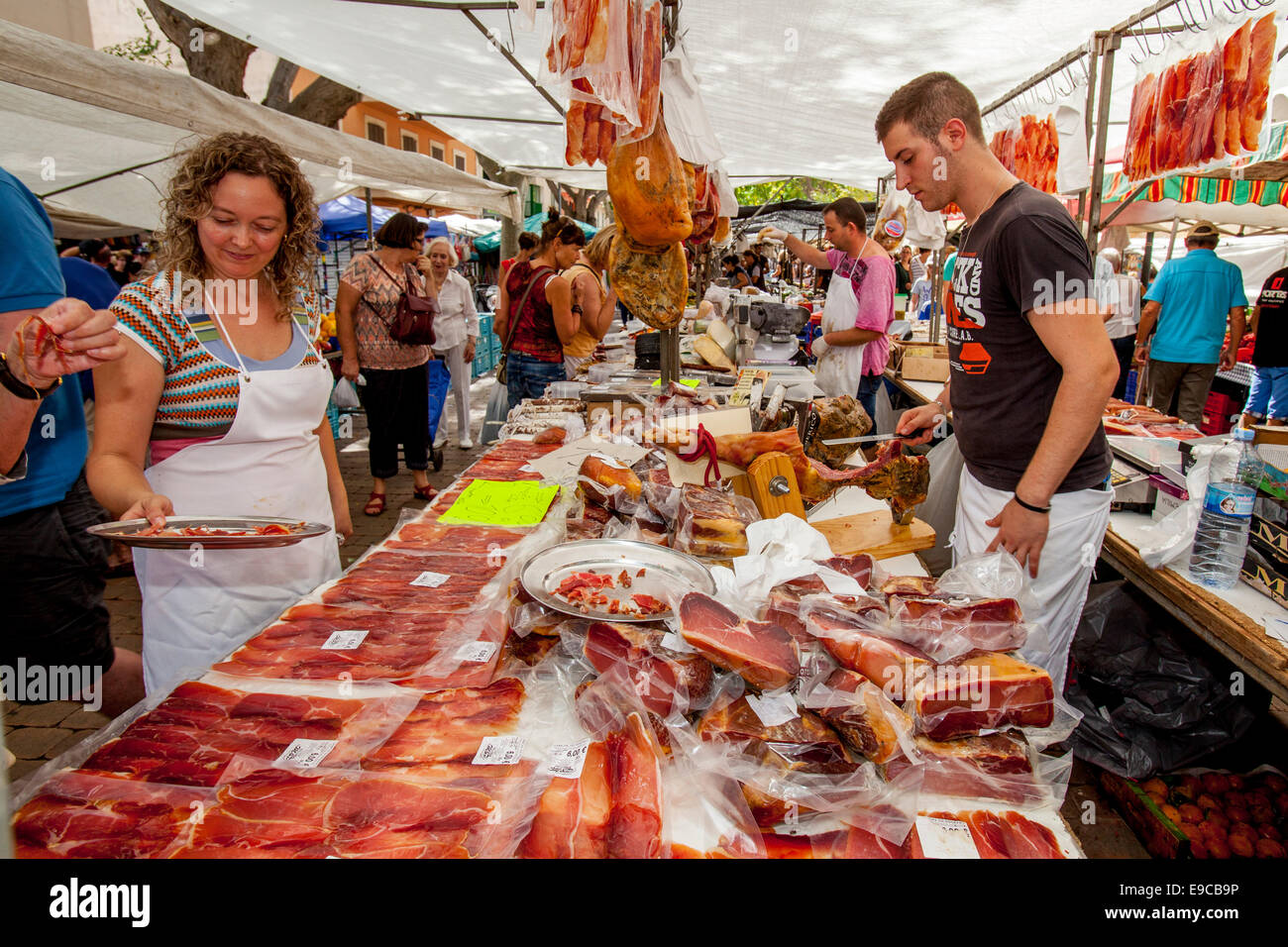 Jambon Serrano à vendre, marché du dimanche, Alcudia, Mallorca - Espagne Banque D'Images