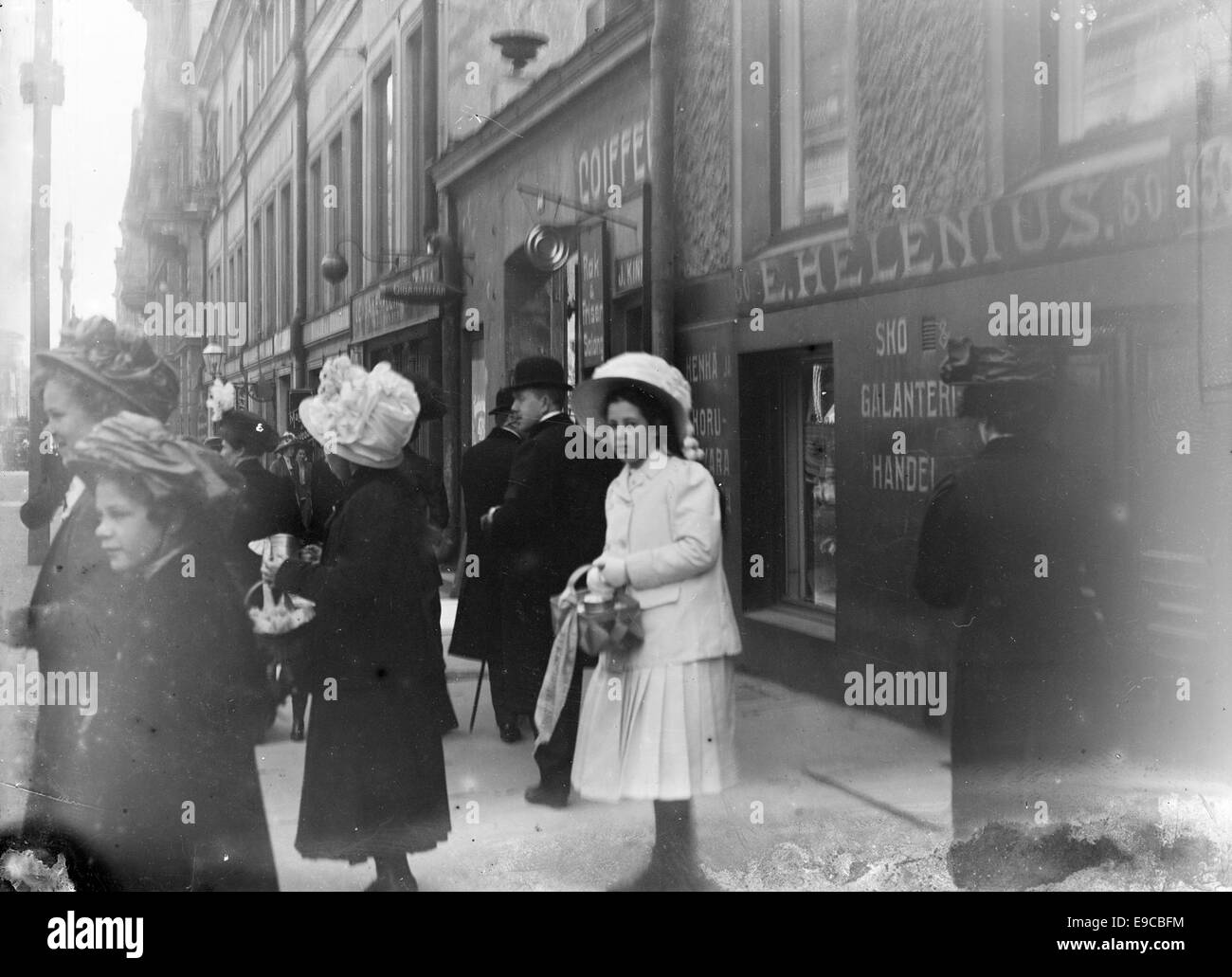 Une vue historique de la rue d'Helsinki, Finlande, capturée entre 1890 et 1910. L'image offre un aperçu du paysage urbain et de l'architecture de la ville pendant cette période, reflétant la vie du début du XXe siècle en Finlande. Banque D'Images Une vue historique de la rue d'Helsinki, Finlande, capturée entre 1890 et 1910. L'image offre un aperçu du paysage urbain et de l'architecture de la ville pendant cette période, reflétant la vie du début du XXe siècle en Finlande. Banque D'Images