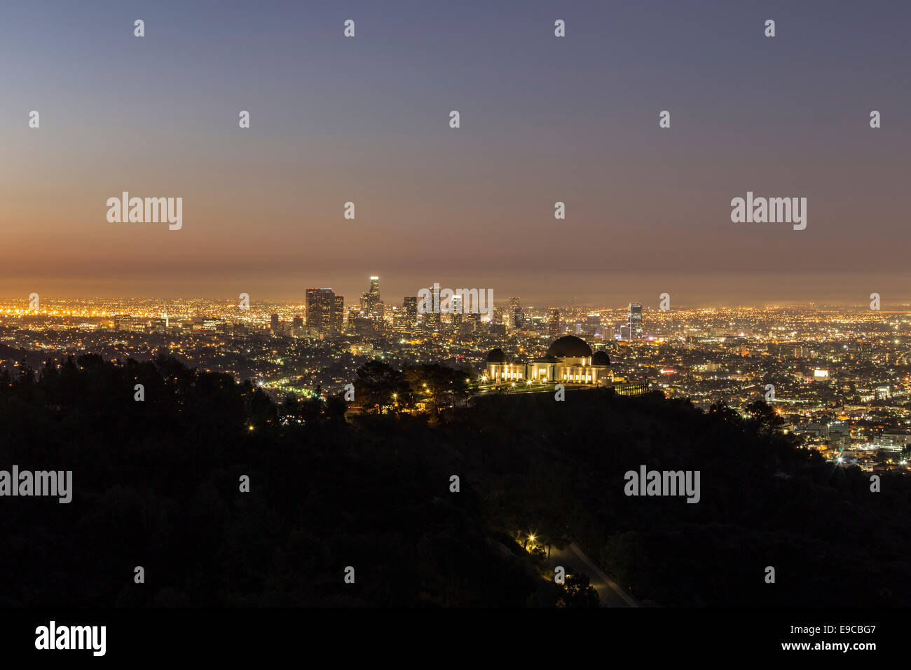 Le centre-ville de Los Angeles crépuscule de Mt Hollywood dans Griffith Park. Banque D'Images