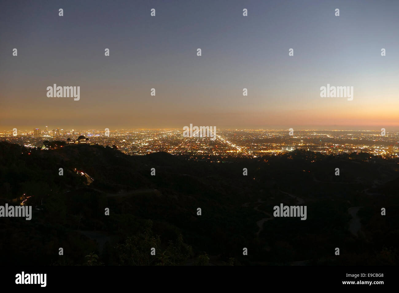 Vue de la nuit de Los Angeles de Griffith Park sentier de randonnée. Banque D'Images