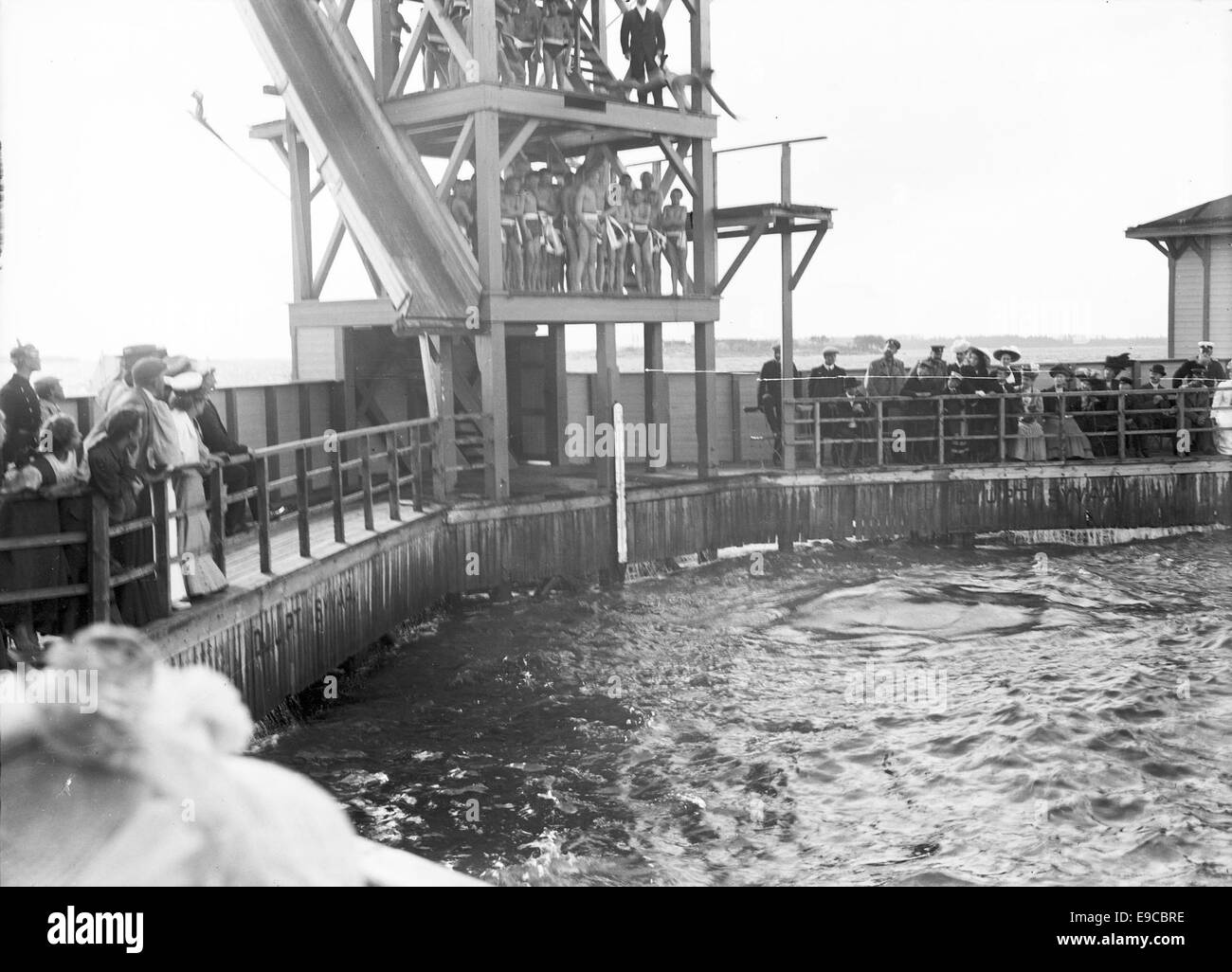 Une photographie de la tour de Swimtower à Merihaka, Helsinki, prise entre 1890 et 1910. L'image reflète le style architectural de l'époque et l'utilisation récréative de la zone riveraine. Banque D'Images Une photographie de la tour de Swimtower à Merihaka, Helsinki, prise entre 1890 et 1910. L'image reflète le style architectural de l'époque et l'utilisation récréative de la zone riveraine. Banque D'Images