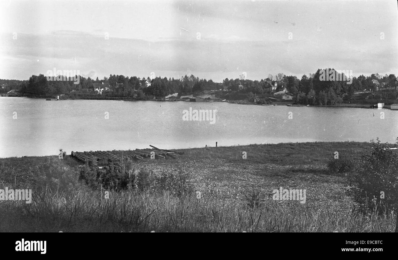 Cette photographie capture la plage paisible du lac Onkamo en Finlande, prise par Edith au début du XXe siècle. Il reflète l'environnement calme et serein typique des lacs finlandais et des paysages ruraux. Banque D'Images