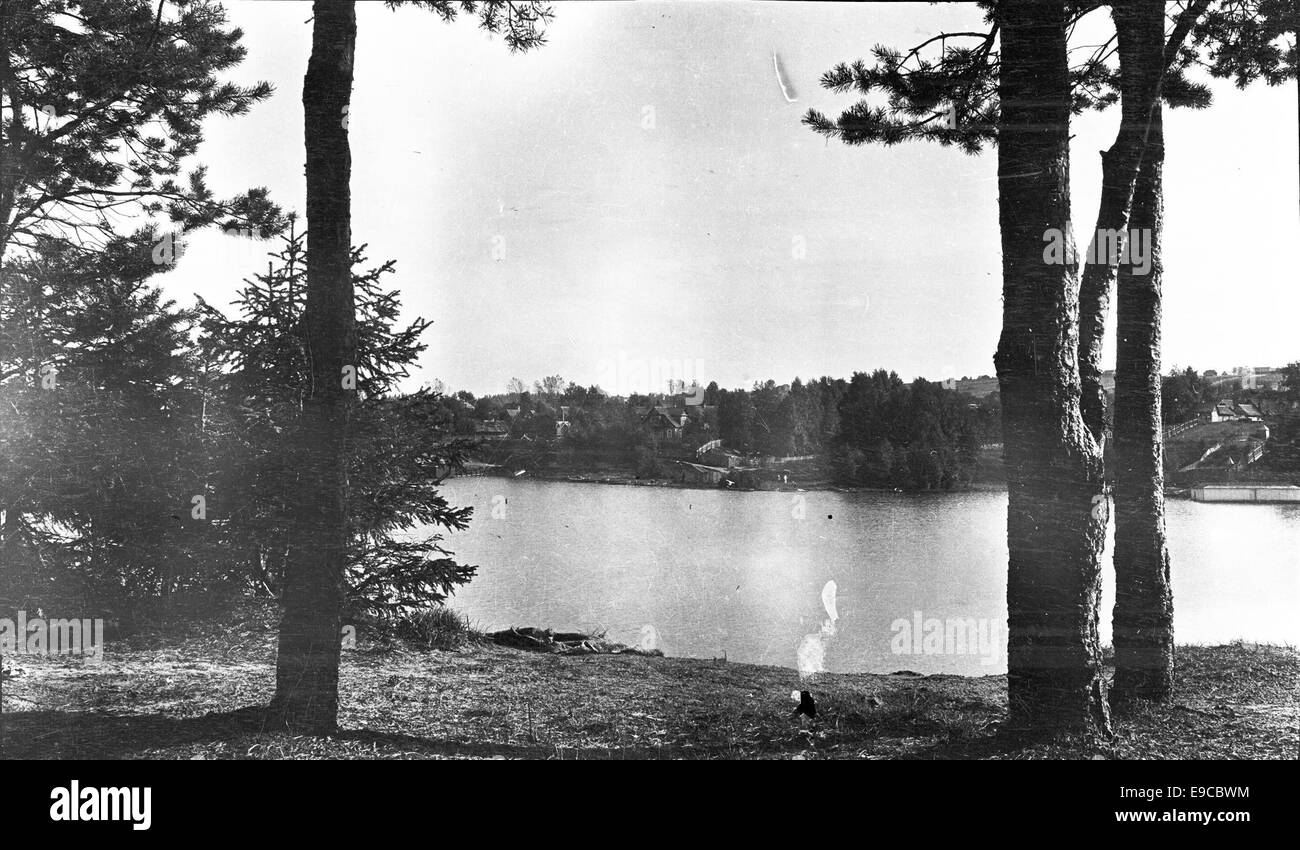 Cette photographie capture le lac Onkamo en Finlande, avec une vue de l'autre côté de la maison de Södergran, reflétant le paysage serein finlandais. Banque D'Images