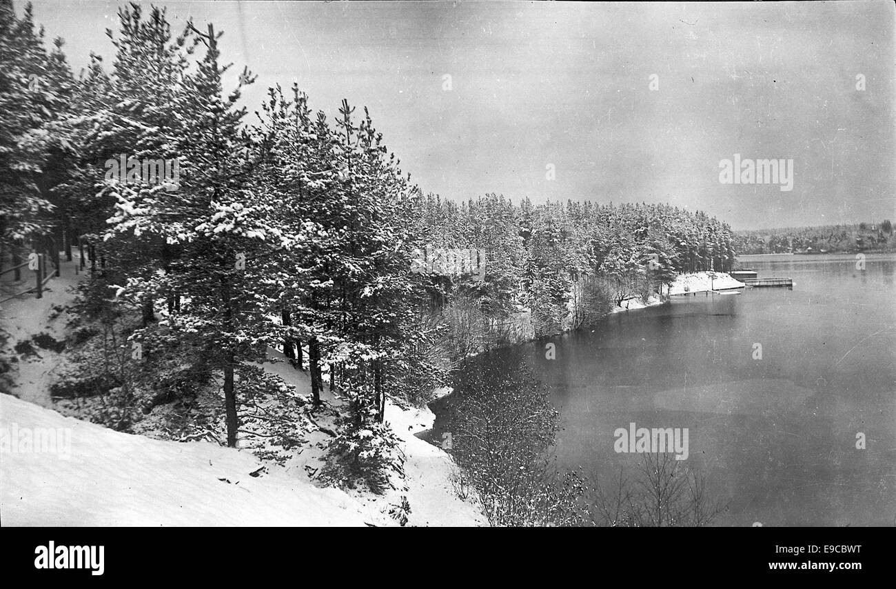 Une photographie du lac Onkamo, Finlande, montrant les eaux tranquilles entourées par la nature. Le paysage serein capture la beauté des lacs de Finlande au début du XXe siècle. Banque D'Images