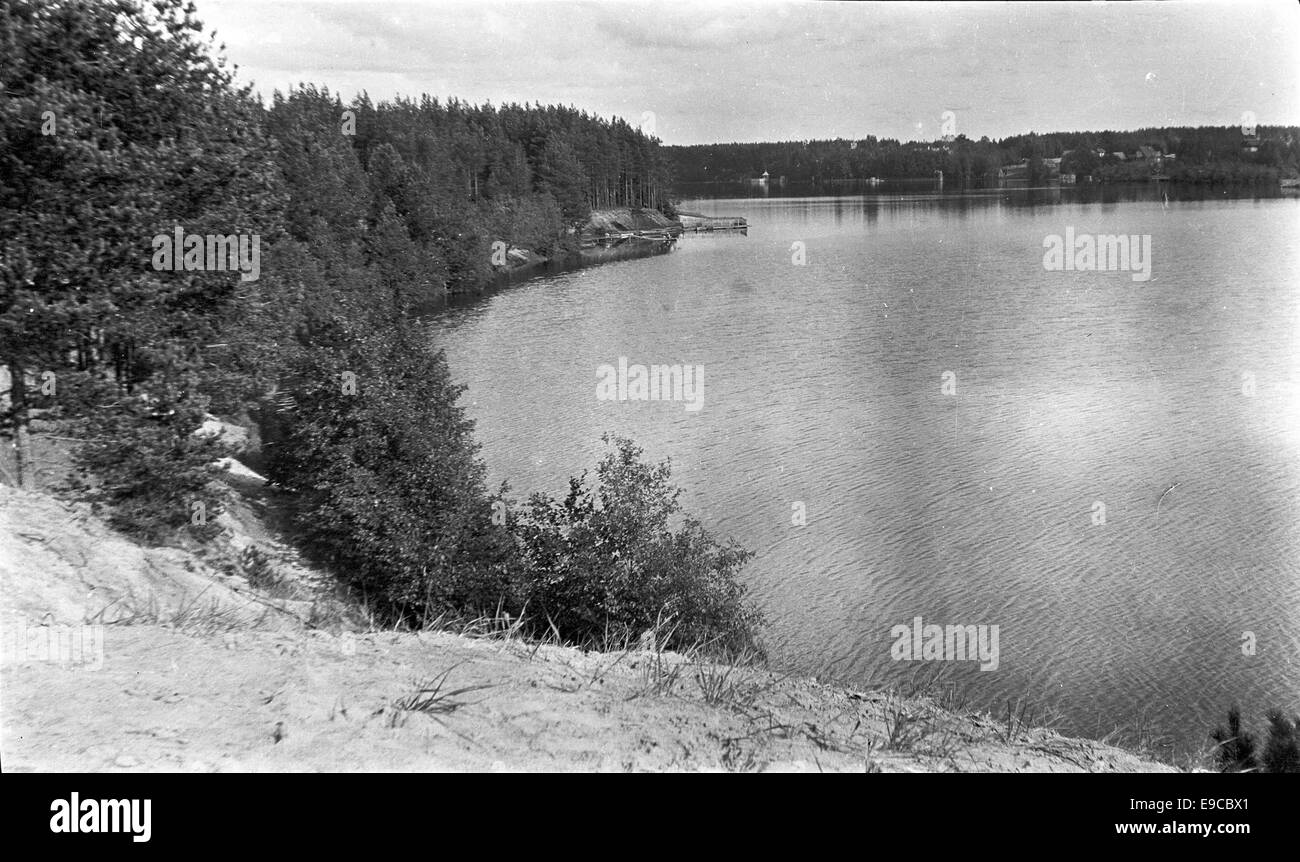 Cette photographie montre le lac Onkamo en Finlande, prise par Edith et faisant partie de la collection Svenska litteratursällskapet. L'image montre la beauté sereine du paysage finlandais et son importance dans l'histoire culturelle de la région. Banque D'Images