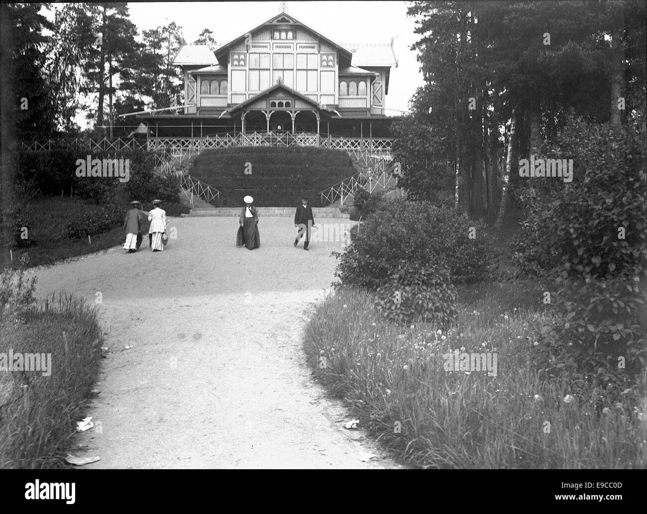 Photographie d'un restaurant à Seurasaari, Helsinki, prise entre 1890 et 1910. Cet endroit populaire, situé sur l'île de Seurasaari, reflète le style architectural du début du XXe siècle et l'atmosphère sociale de la capitale finlandaise de l'époque. Banque D'Images Photographie d'un restaurant à Seurasaari, Helsinki, prise entre 1890 et 1910. Cet endroit populaire, situé sur l'île de Seurasaari, reflète le style architectural du début du XXe siècle et l'atmosphère sociale de la capitale finlandaise de l'époque. Banque D'Images