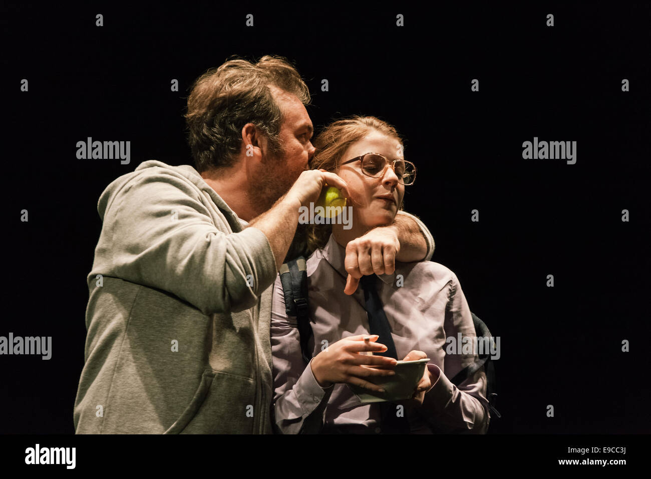 Sara ouest (Germany) Ekdal & Brendan Cowell (Hjalmar Ekdal) effectuer le "canard sauvage" au Barbican. Banque D'Images