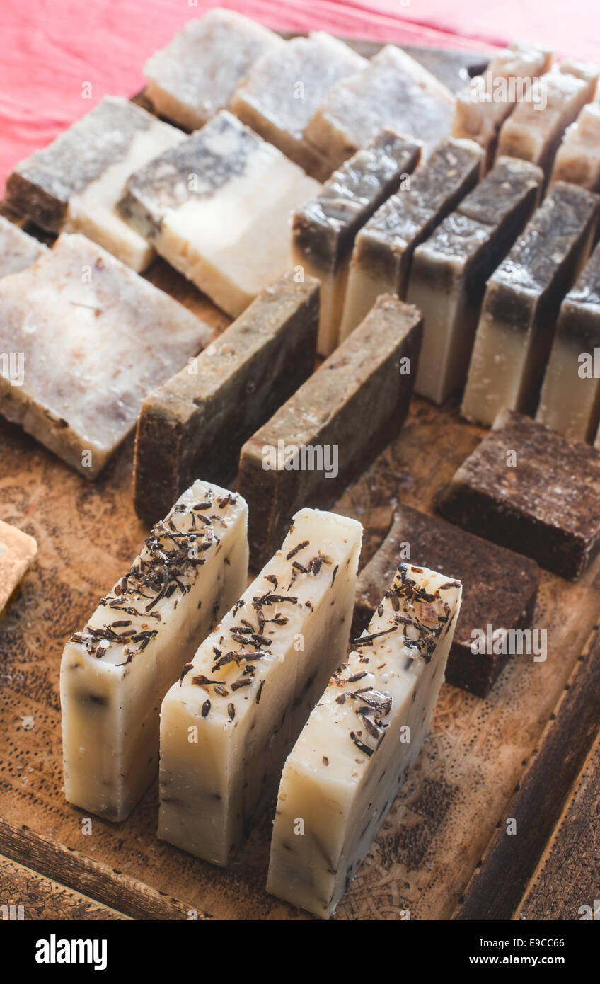 Le savon fait à la main avec des herbes. Banque D'Images