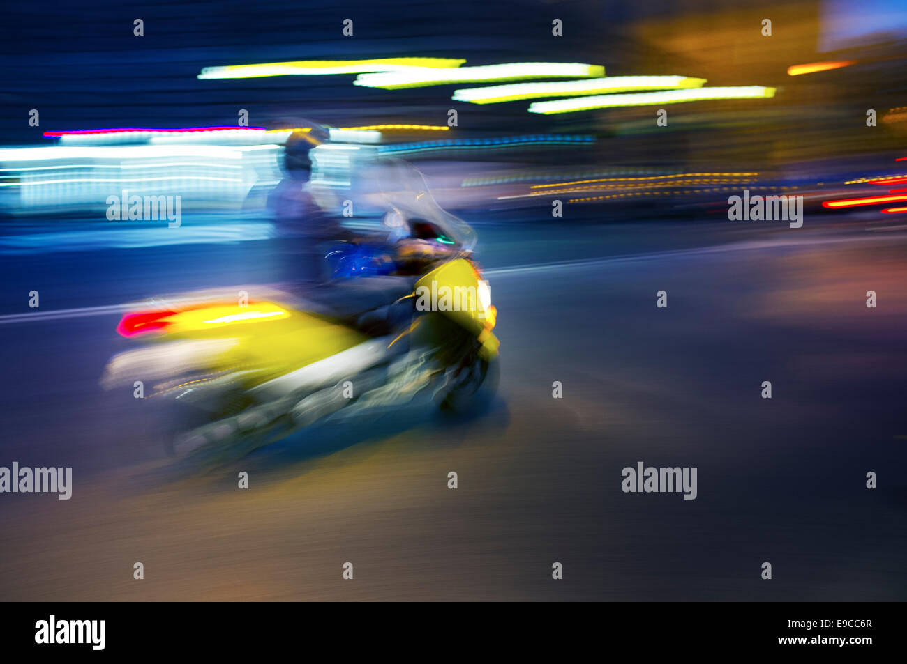 Abstract image floue d'un scooter de la conduite de nuit. Banque D'Images