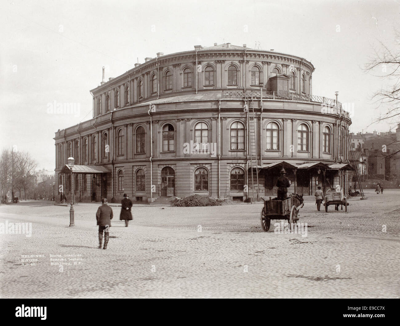Cette photographie montre le théâtre suédois d'Helsinki, capturé entre 1890 et 1910. Le bâtiment est un exemple significatif de l'architecture théâtrale finlandaise du XIXe siècle, reflétant le développement culturel de la ville au cours de cette période. Banque D'Images