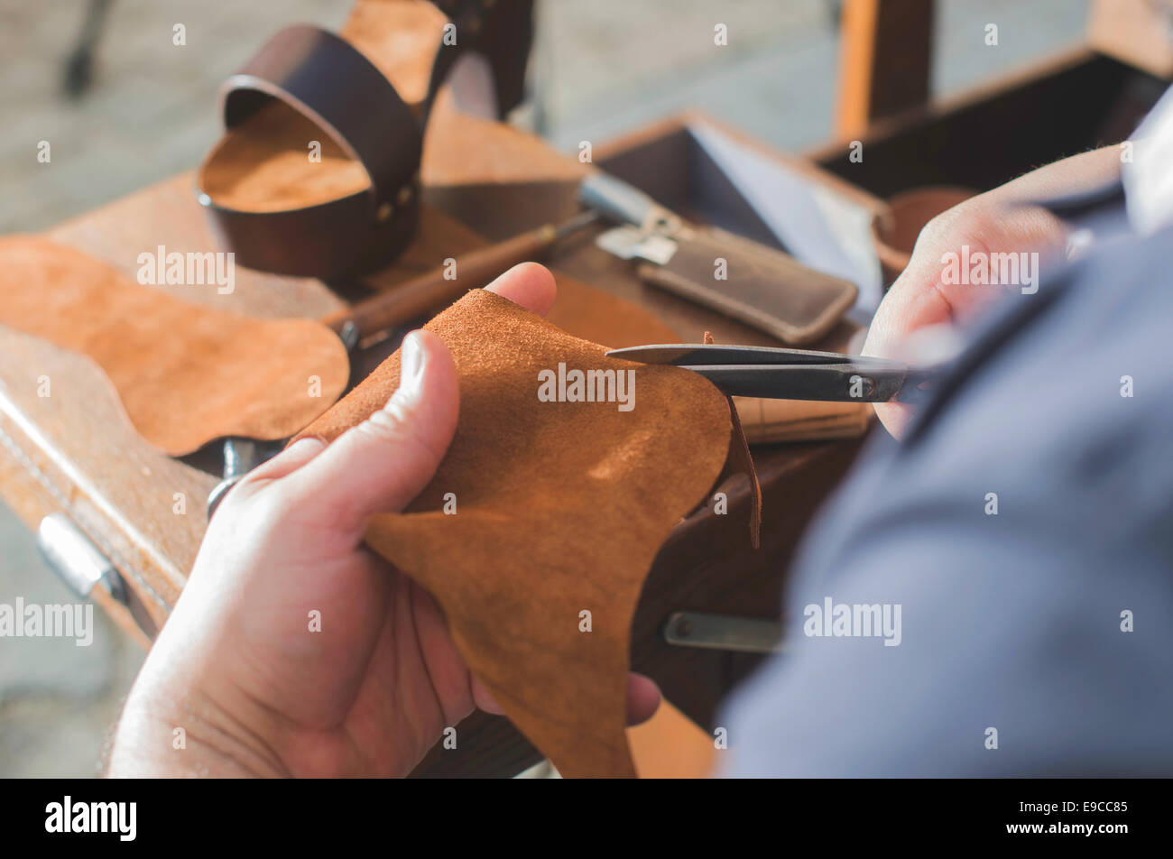 Mains la fabrication des chaussures. Shoemaker Banque D'Images