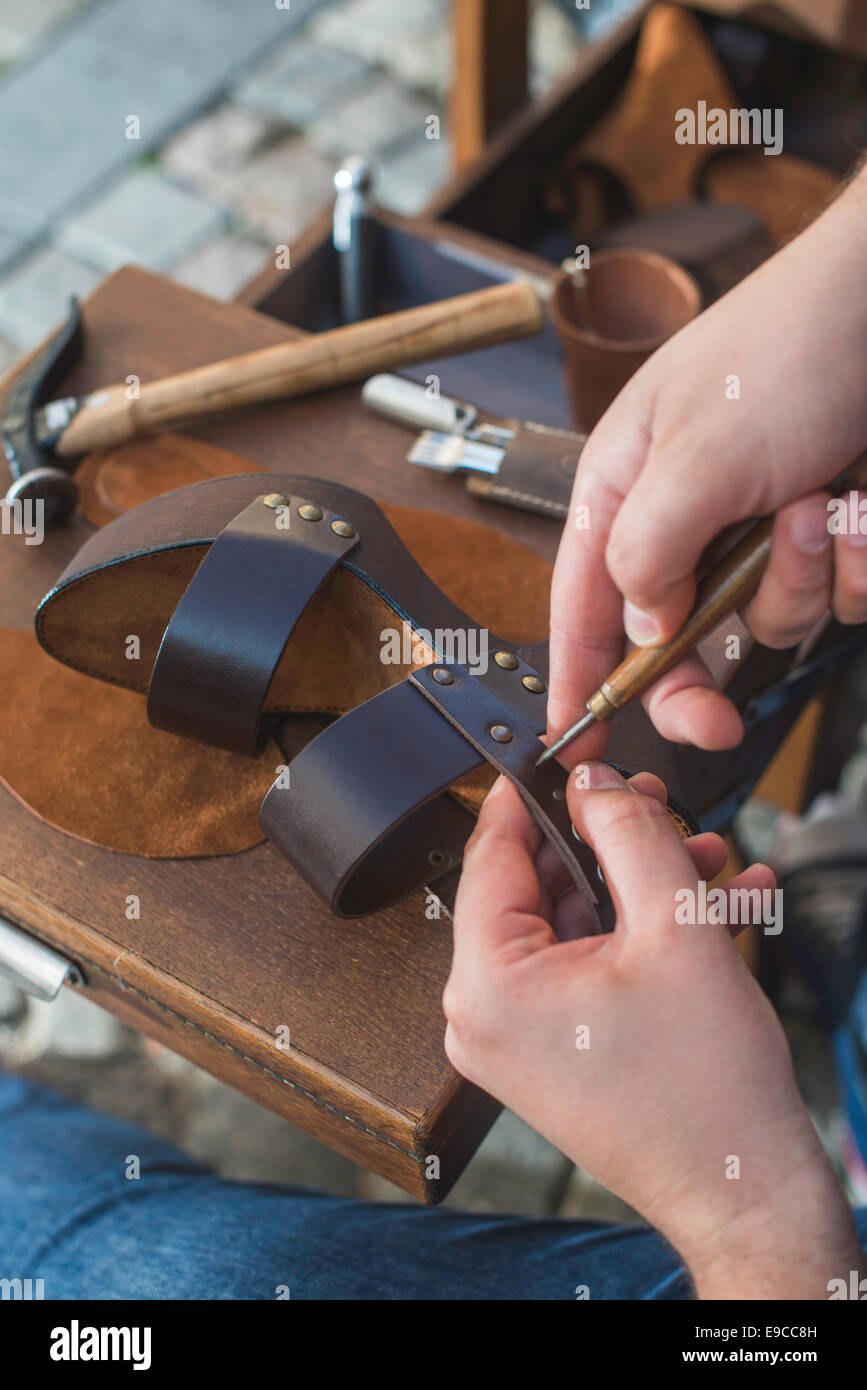 Mains la fabrication des chaussures. Shoemaker Banque D'Images