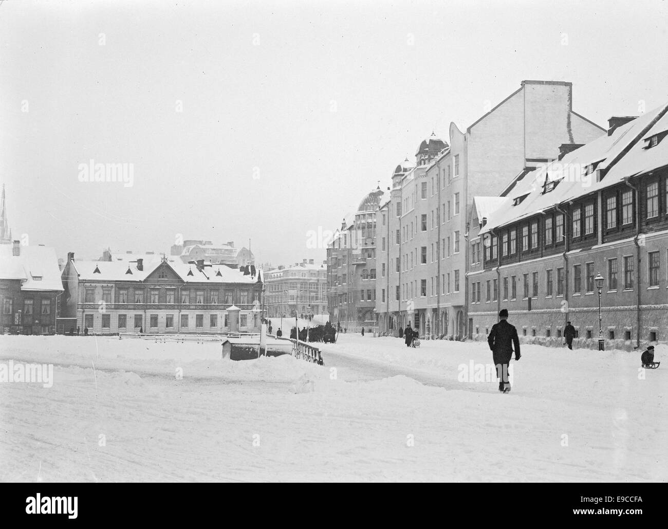 Cette image montre Ullanlinna (Ulrikasborg), une zone historique d'Helsinki, en Finlande, capturée entre 1890 et 1910, reflétant son développement urbain et son architecture au cours de cette période. Banque D'Images Cette image montre Ullanlinna (Ulrikasborg), une zone historique d'Helsinki, en Finlande, capturée entre 1890 et 1910, reflétant son développement urbain et son architecture au cours de cette période. Banque D'Images