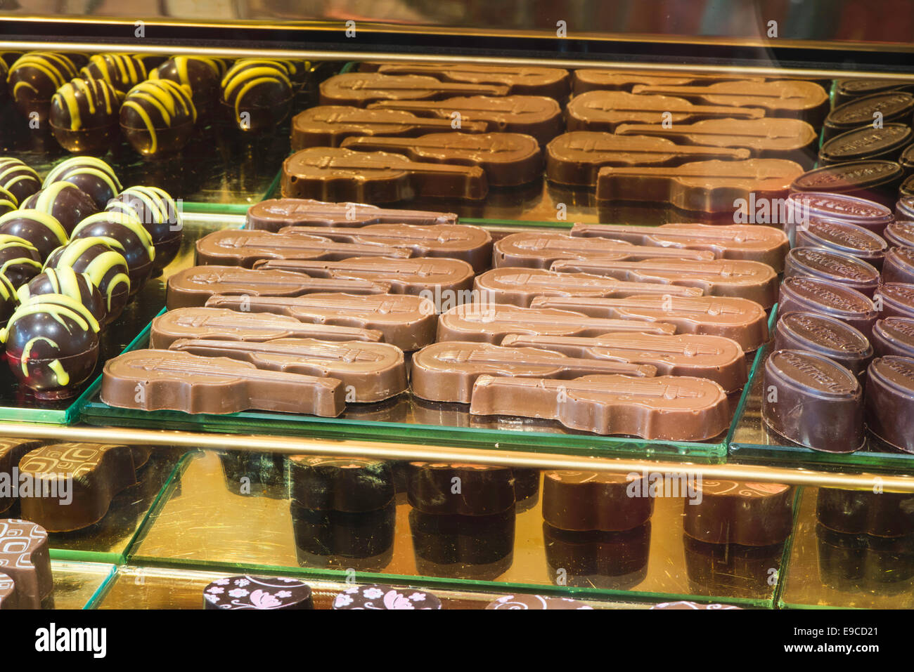 Bonbons au chocolat dans la vitrine d'un magasin. Stand avec des chocolats Banque D'Images